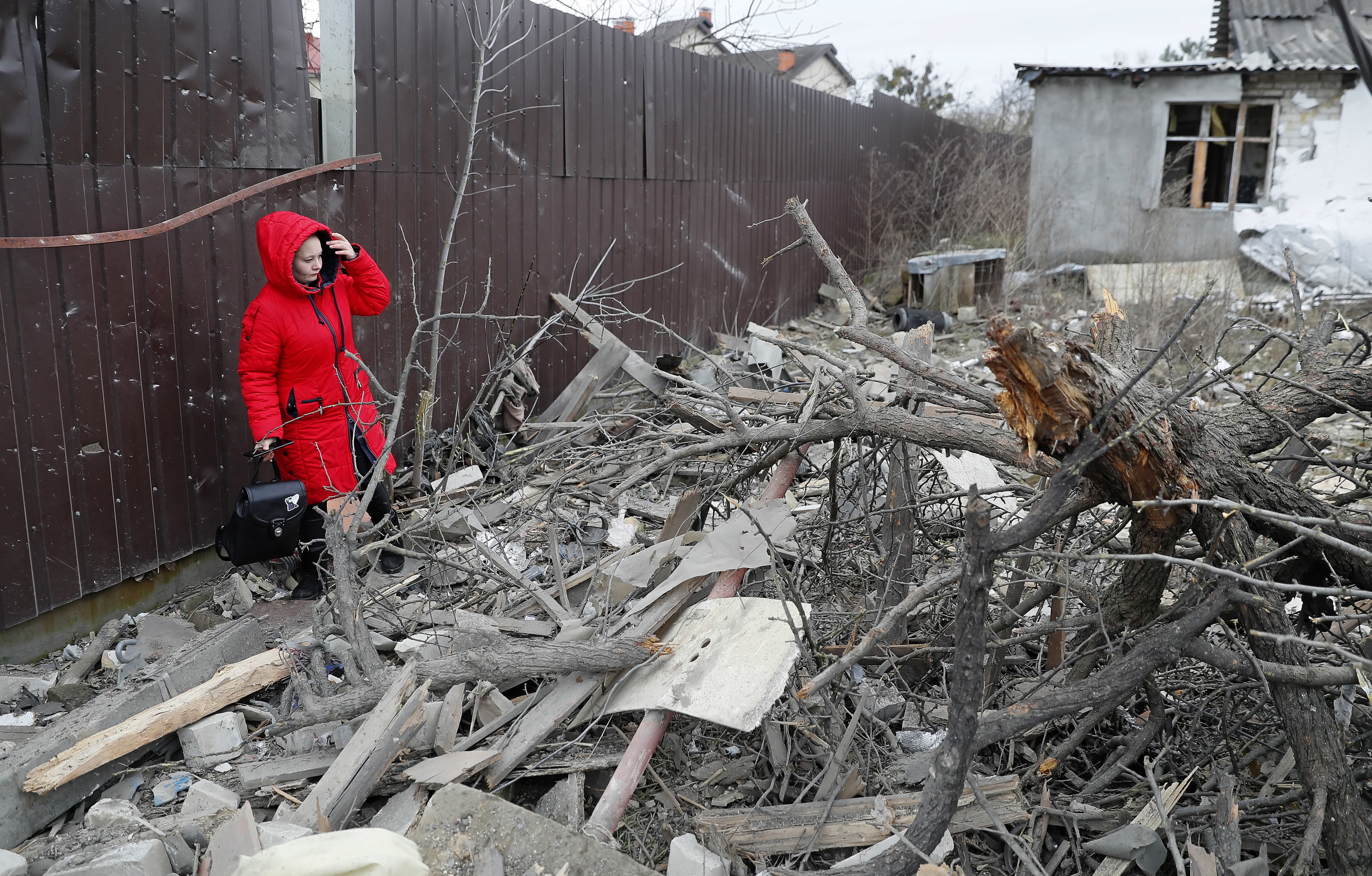 Una mujer contempla las ruinas de su casa tras un ataque ruso en Kiev.