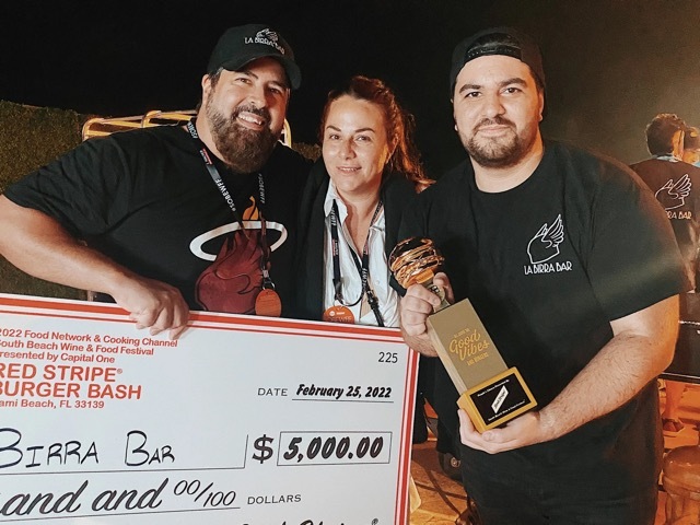 Los Cocchia al completo: Dany, Roxana y Renzo tras ganar el premio a mejor hamburguesa de Estados Unidos.