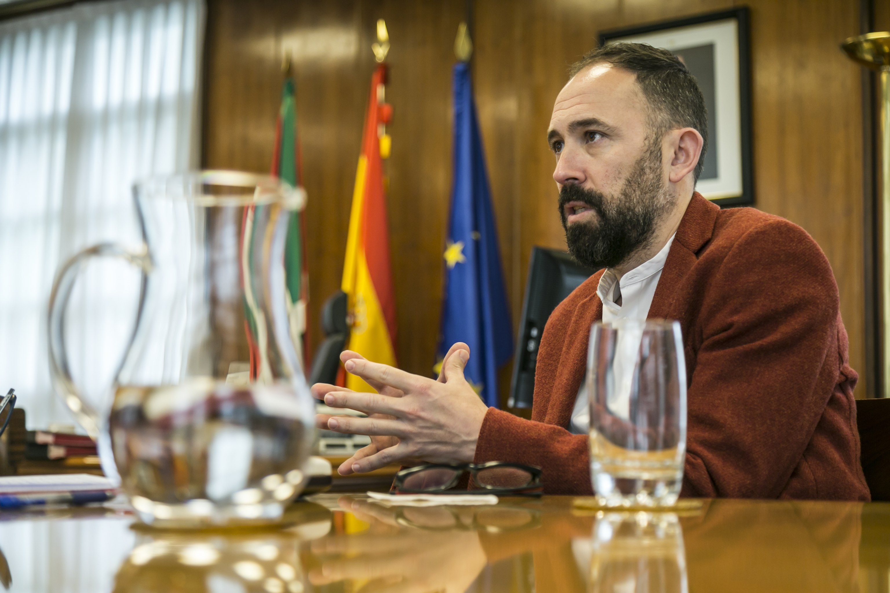 El delegado del Gobierno Denis Itxaso en su despacho en la sede de la Delegacin en Vitoria.