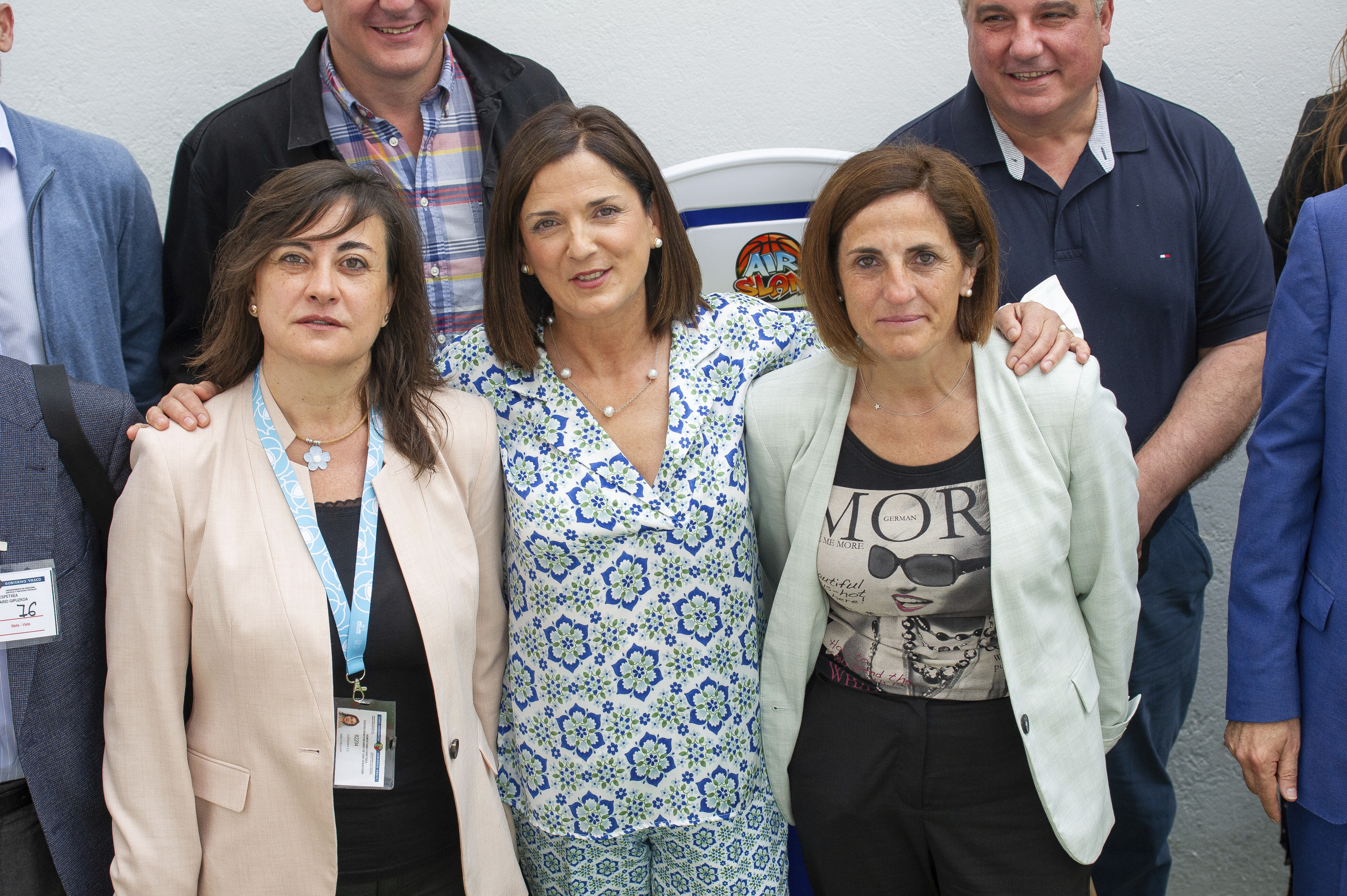 Beatriz Artolazabal abraza a la directora de Martutene Marian Moreno y a Arantza Collado durante una visita a la unidad de madres de la prisin guipuzcoana.