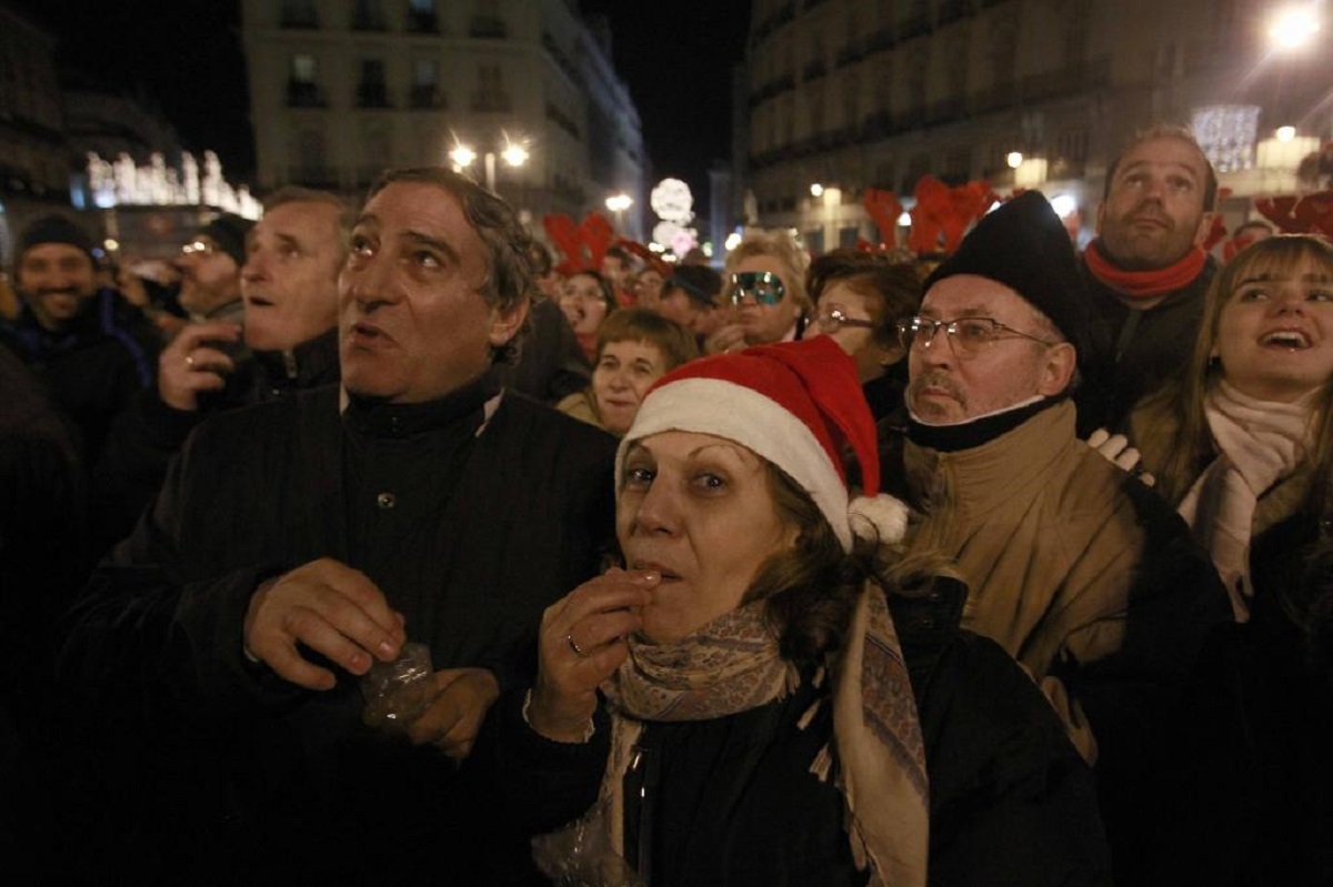 Personas tomando las uvas el 31 de diciembre en la plaza de Sol de Madrid
