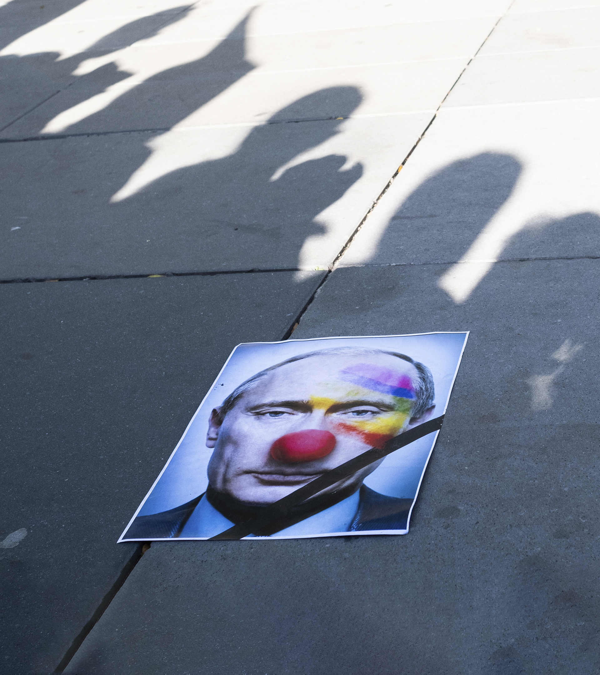 Una foto de Vladimir Putin como 'clown' en una manifestacin contra la guerra en Pars.