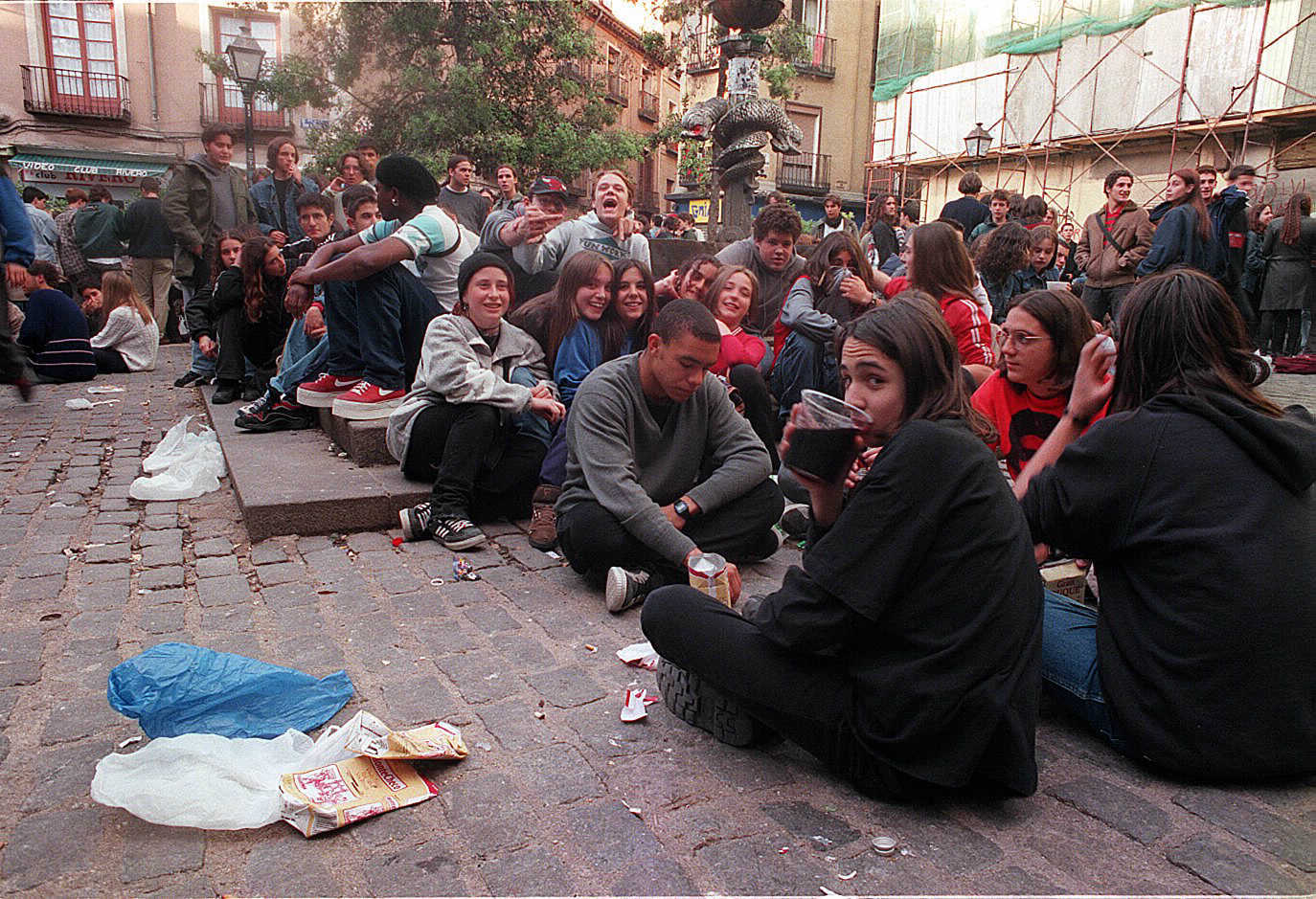 Jvenes de botelln en la plaza de San Ildefonso, en 1997.