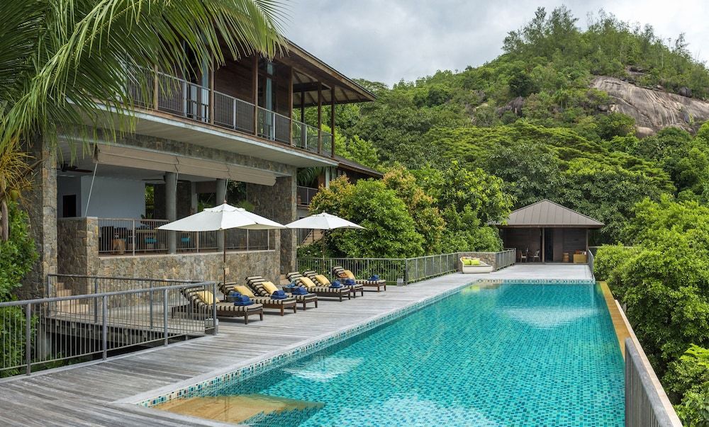 Piscina del Four Seasons Resort Seychelles.