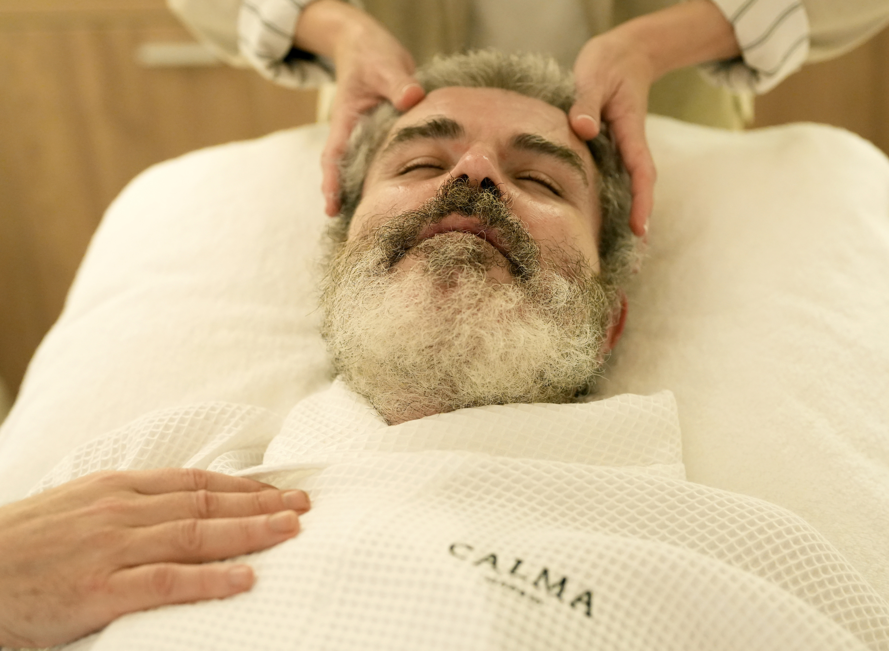Lorenzo Caprile, en Calma Madrid dndose un masaje.