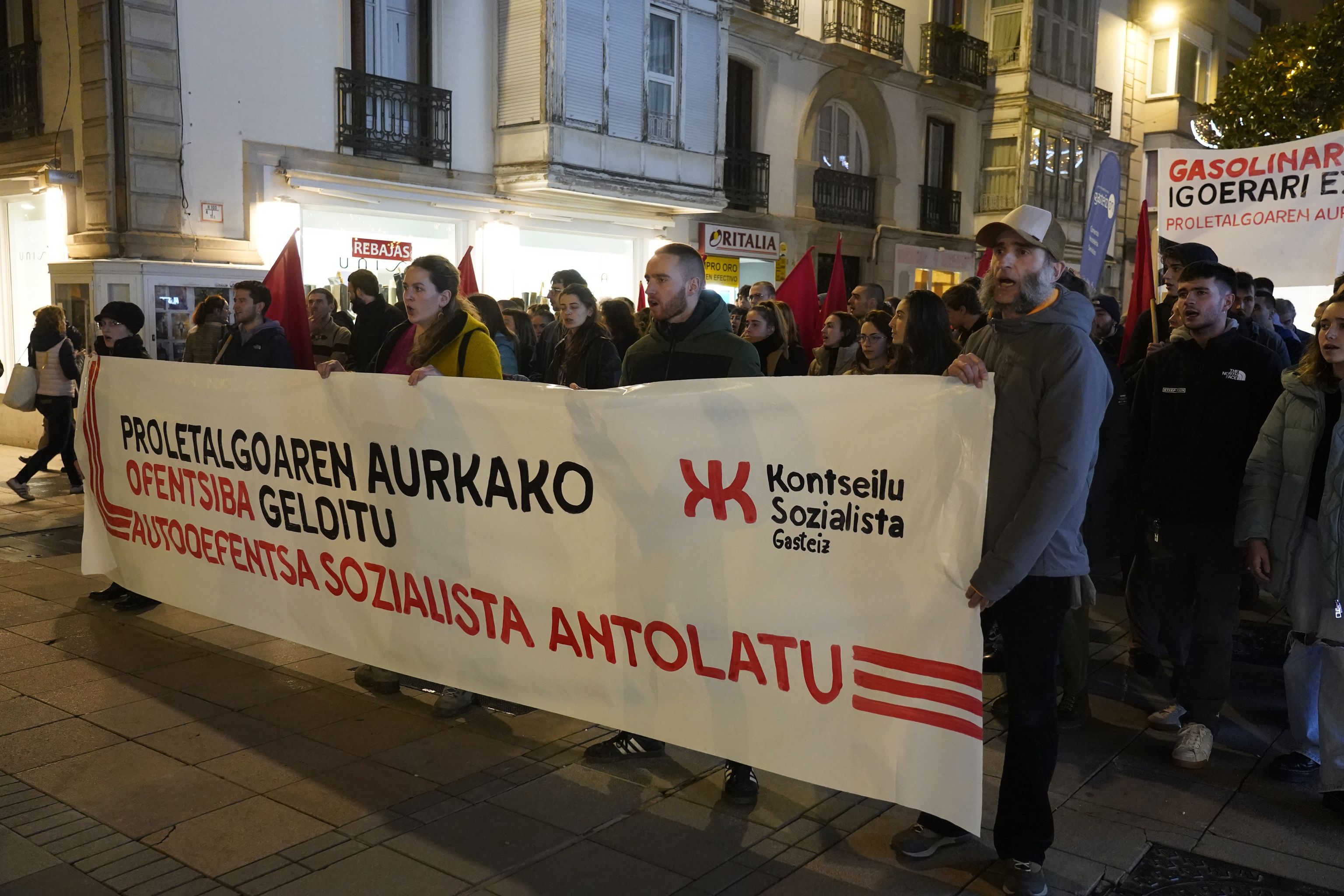 Jvenes 'comunistas' vascos se manifiestan en Vitoria el pasado viernes 30 de diciembre.