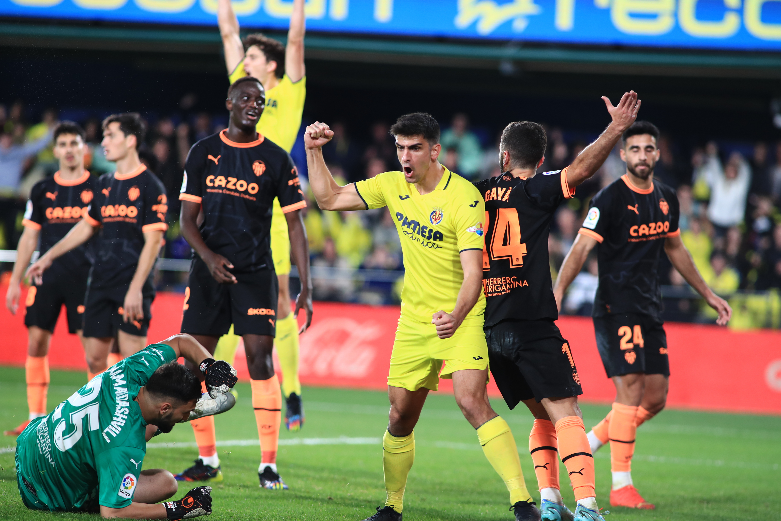 Gerard Moreno celebra el gol de Foyth que da la victoria al Villarreal.