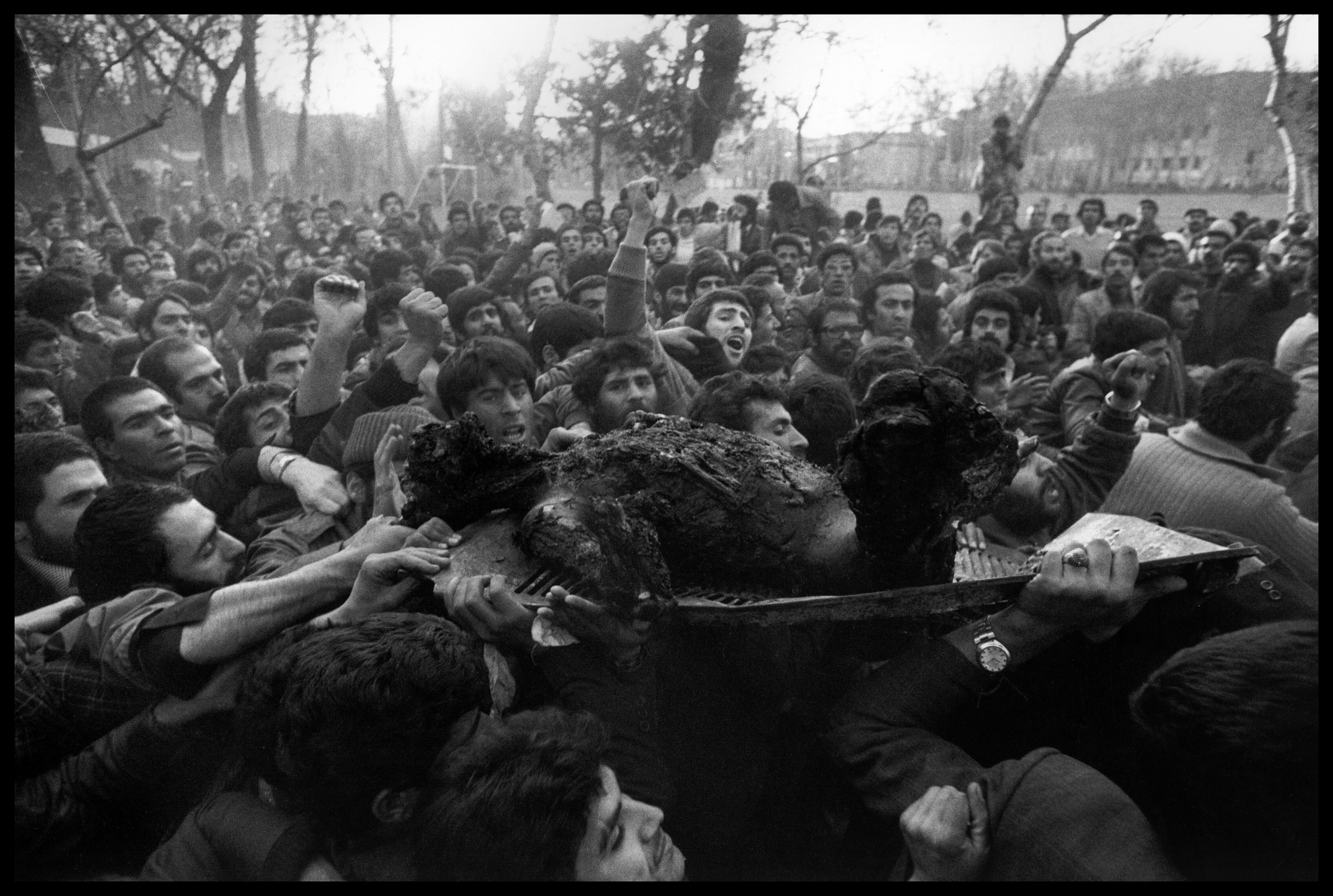 El cuerpo quemado de una mujer, en Shahr-i naw, en 1979.