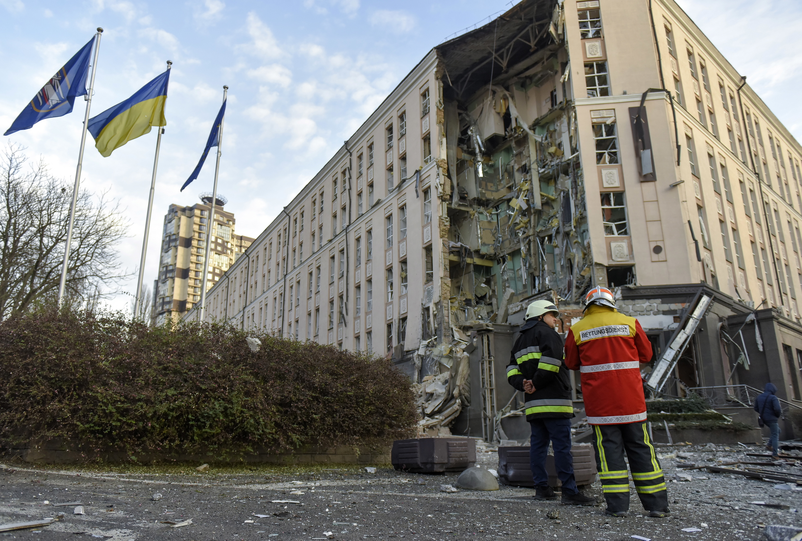 Un hotel daado en los bombardeos de este sbado en Kiev.