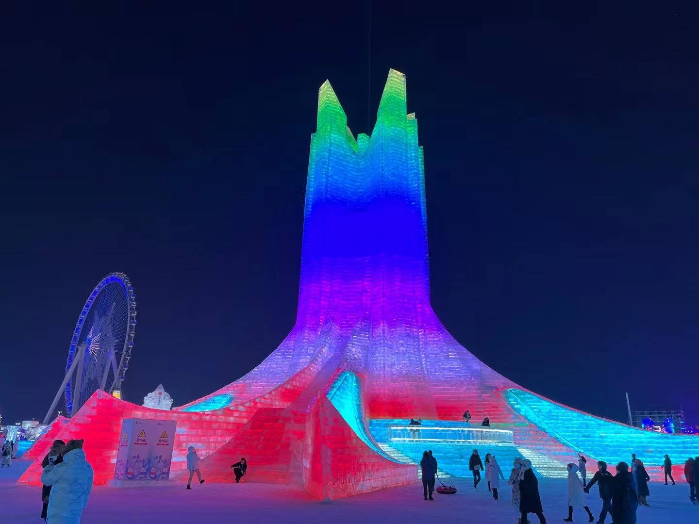 Juegos de Luces en la Ciudad de Hielo.