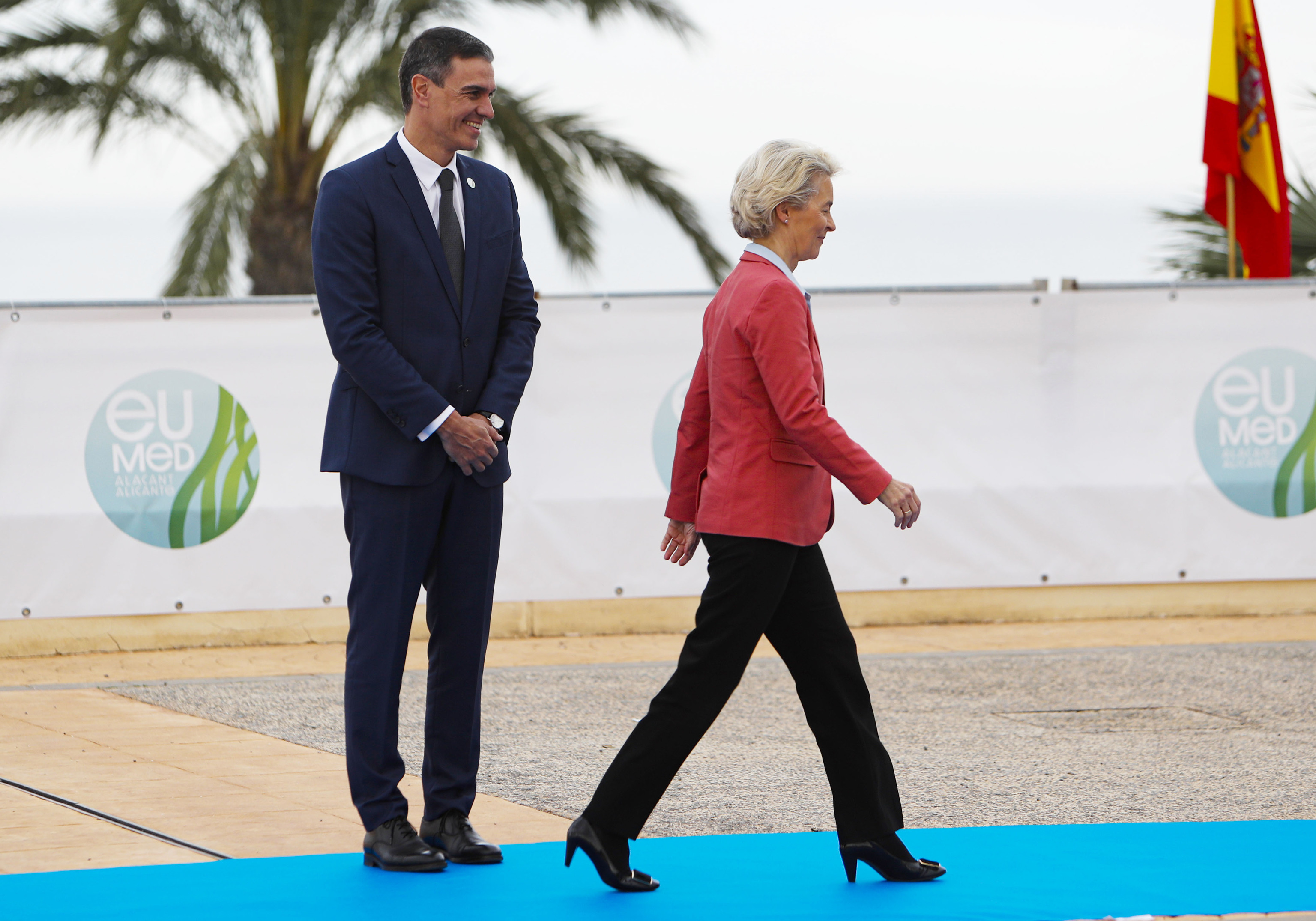 La presidenta de la Comisión Europea, Ursula von der Leyen, se marcha tras saludar a Pedro Sánchez en la Cumbre Euromediterránea.