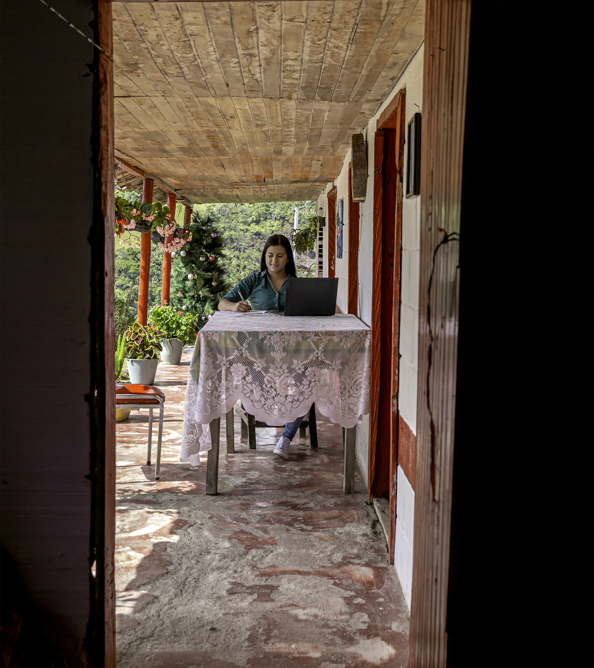 ALEJANDRA BUITRAGO estudiante de Veterinaria, en su casa de la vereda Minitas, en Antioquia (Colombia).