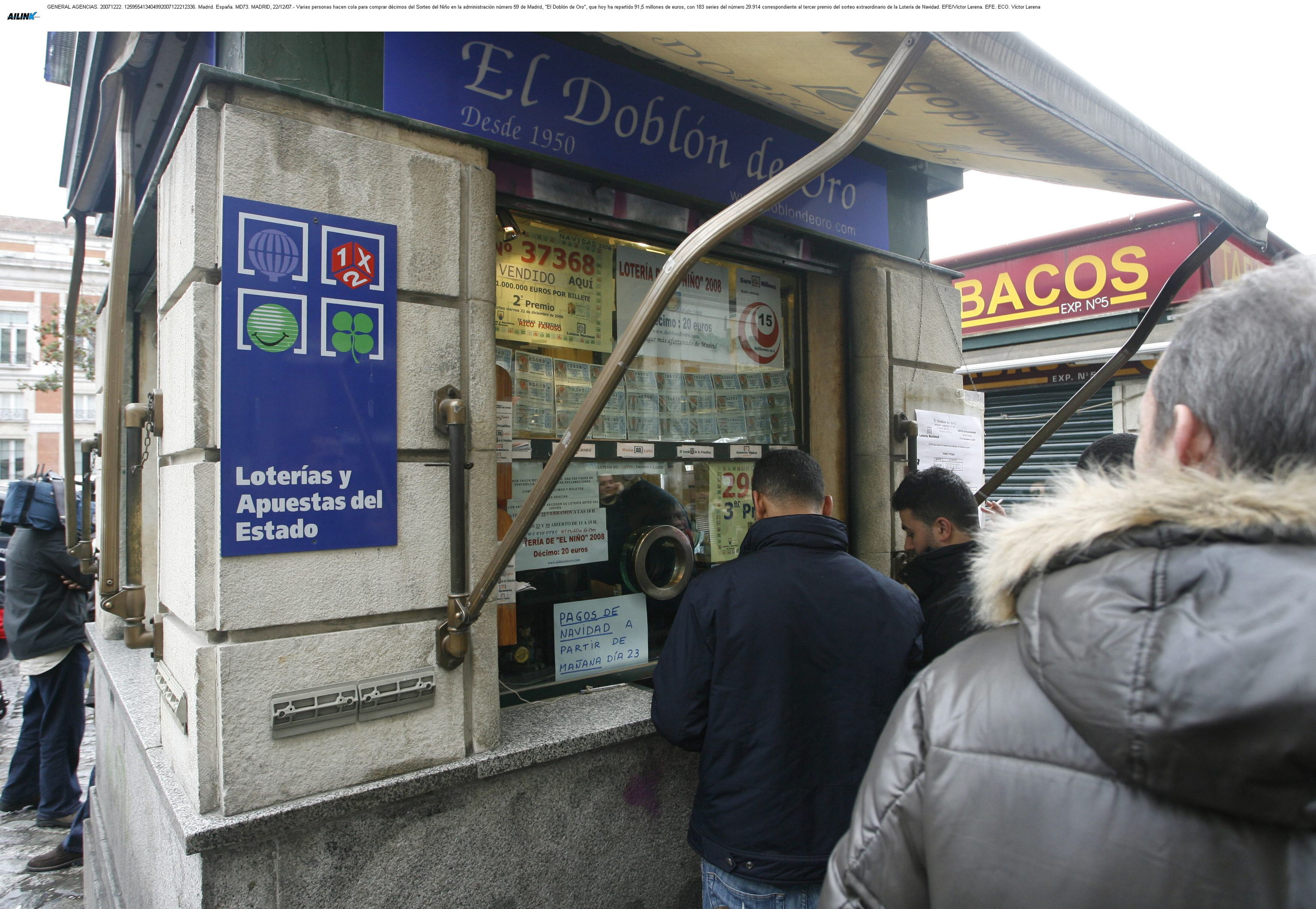 Cola de gente ante la administracin de lotera El Dobln de Oro de Madrid.