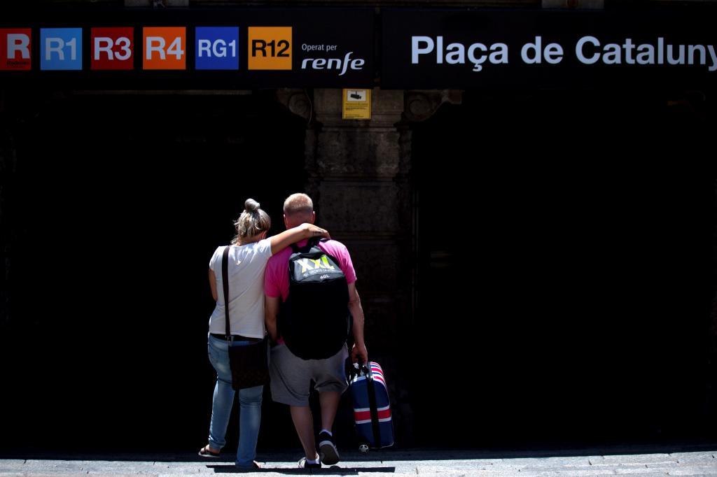 Turistas en la estacin de plaza Catalunya