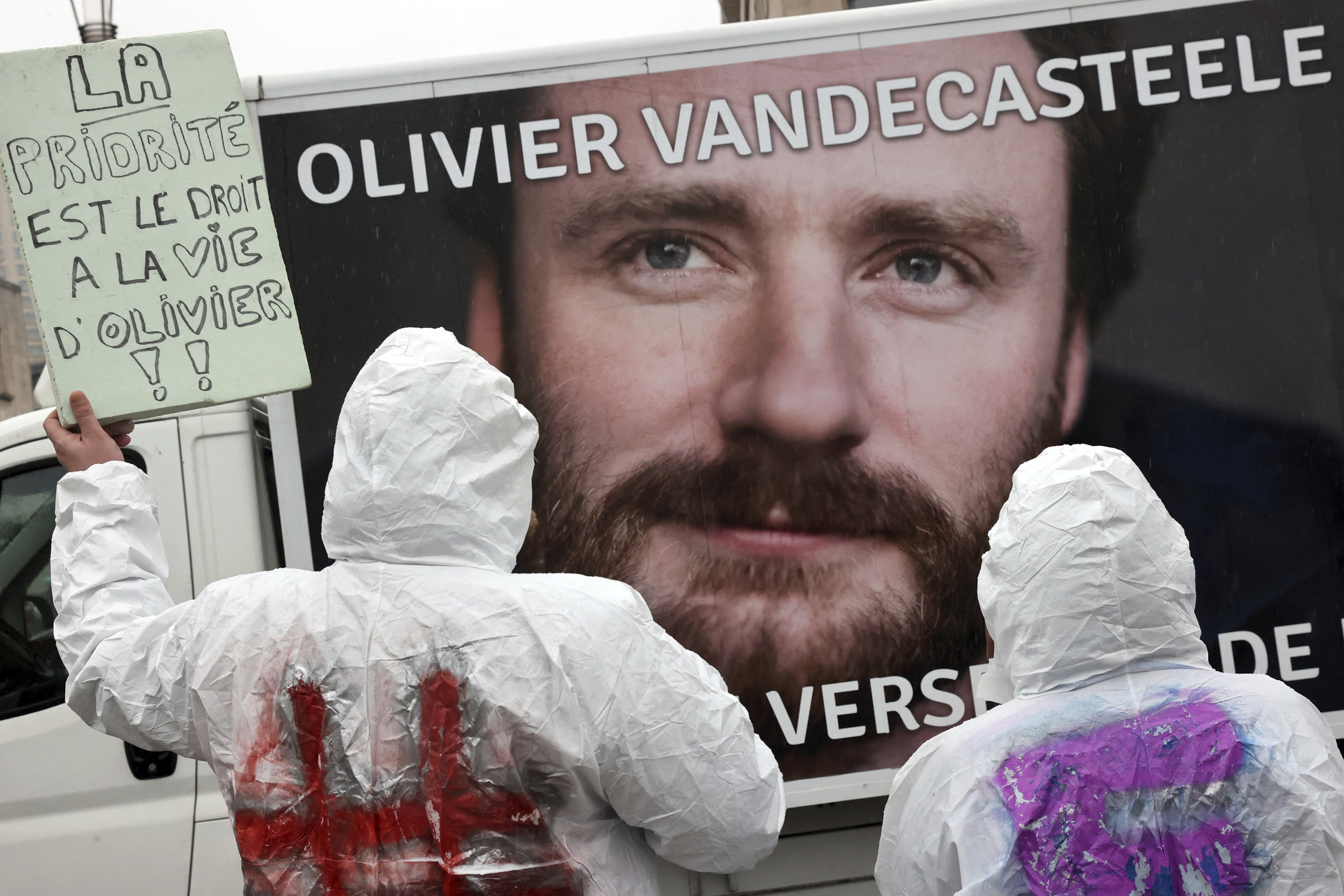 Manifestantes piden que Olivier Vandecasteele sea liberado.