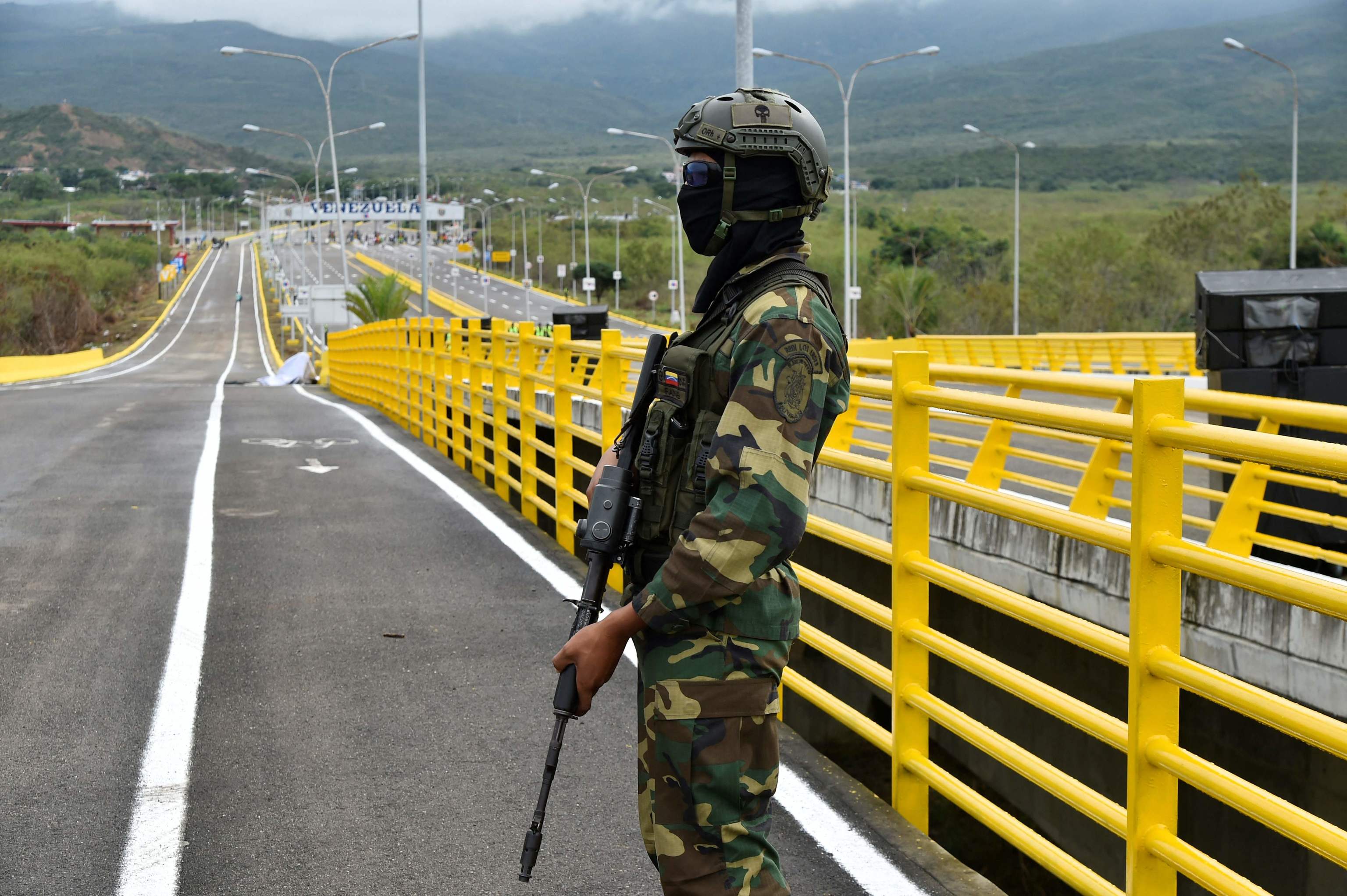 Un soldado colombiano vigila el puente que conecta con Venezuela en Ccuta.