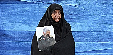 Una mujer iran con un retrato del general Qasem Soleimani, en Tehern.