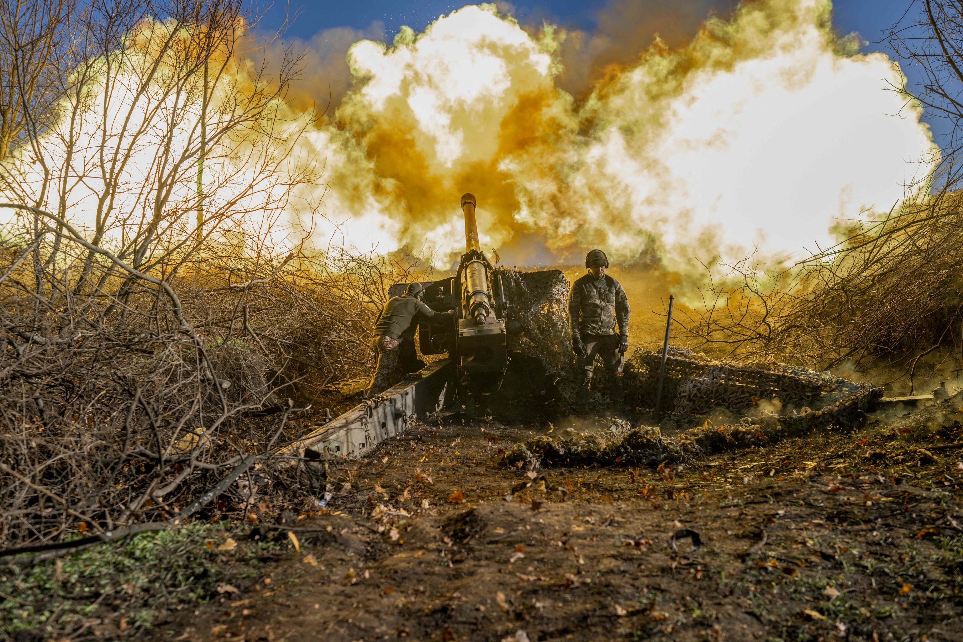 Soldados ucranianos atacan posiciones rusas en una imagen de archivo.