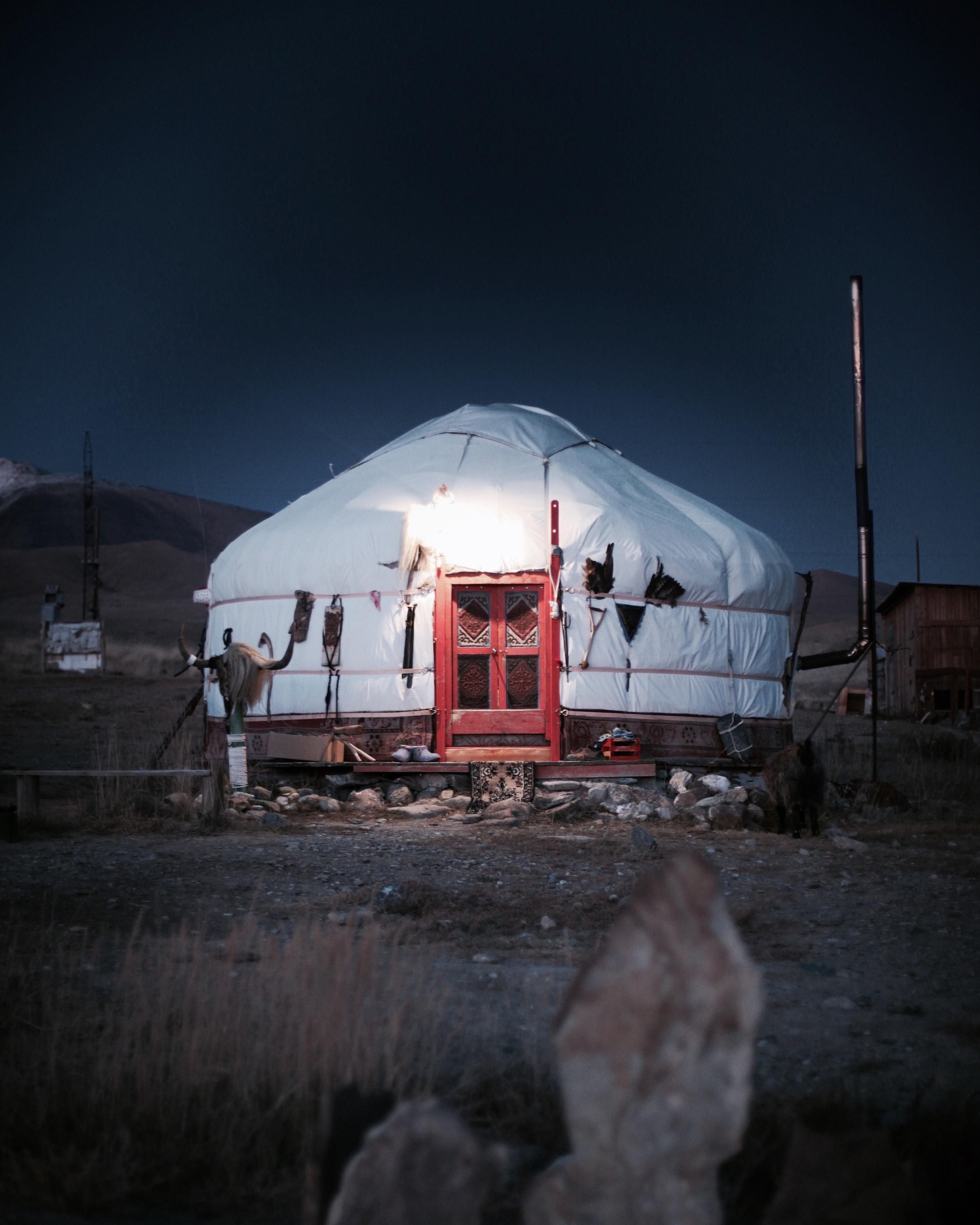 YURTAS. Una versión menos sofisticada de las casas geodésicas diseñada a prueba de bombas. Si resiste la estepa mongola, lo aguanta todo.