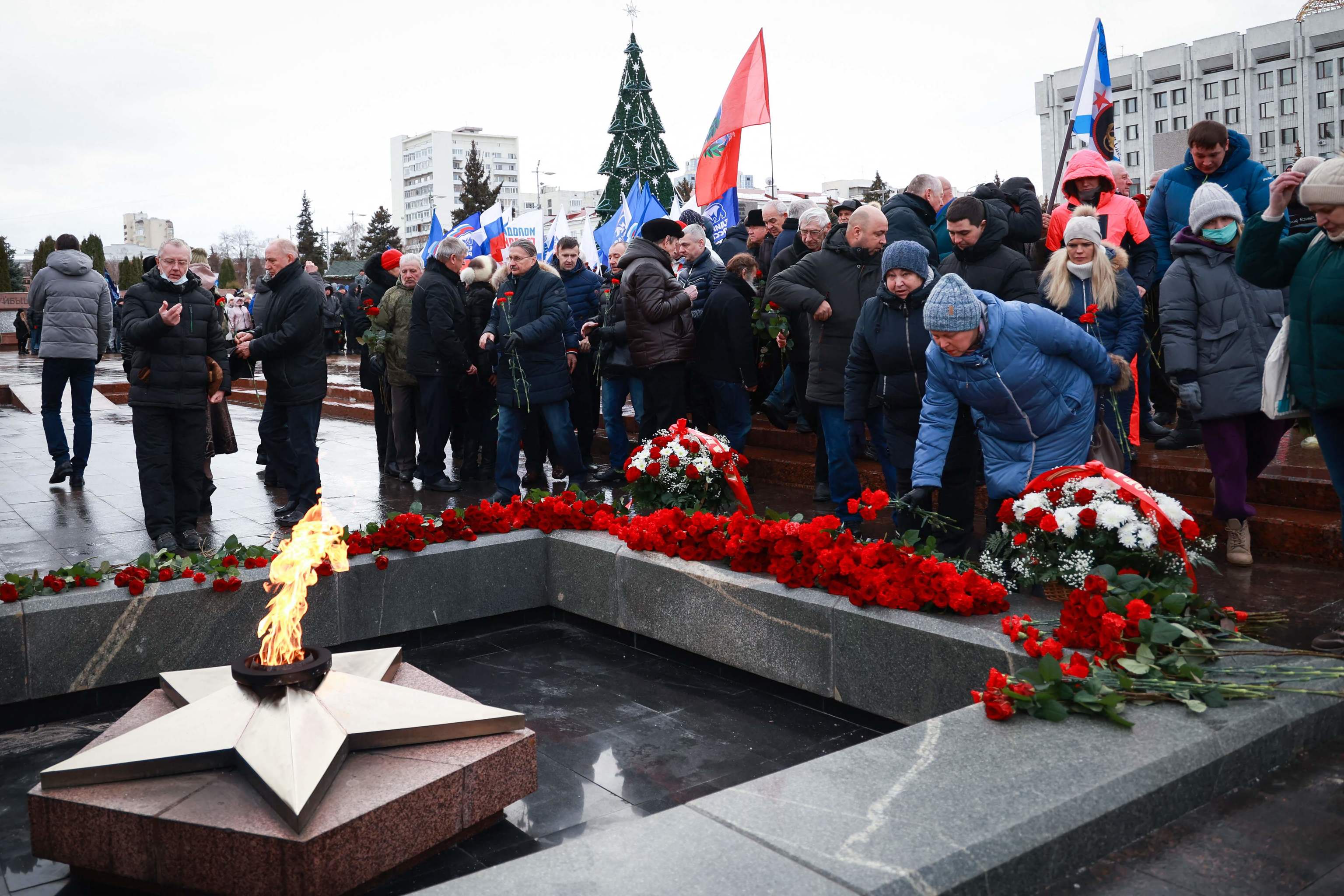 Flores en Samara por los soldados muertos en Makiivka (Ucrania)