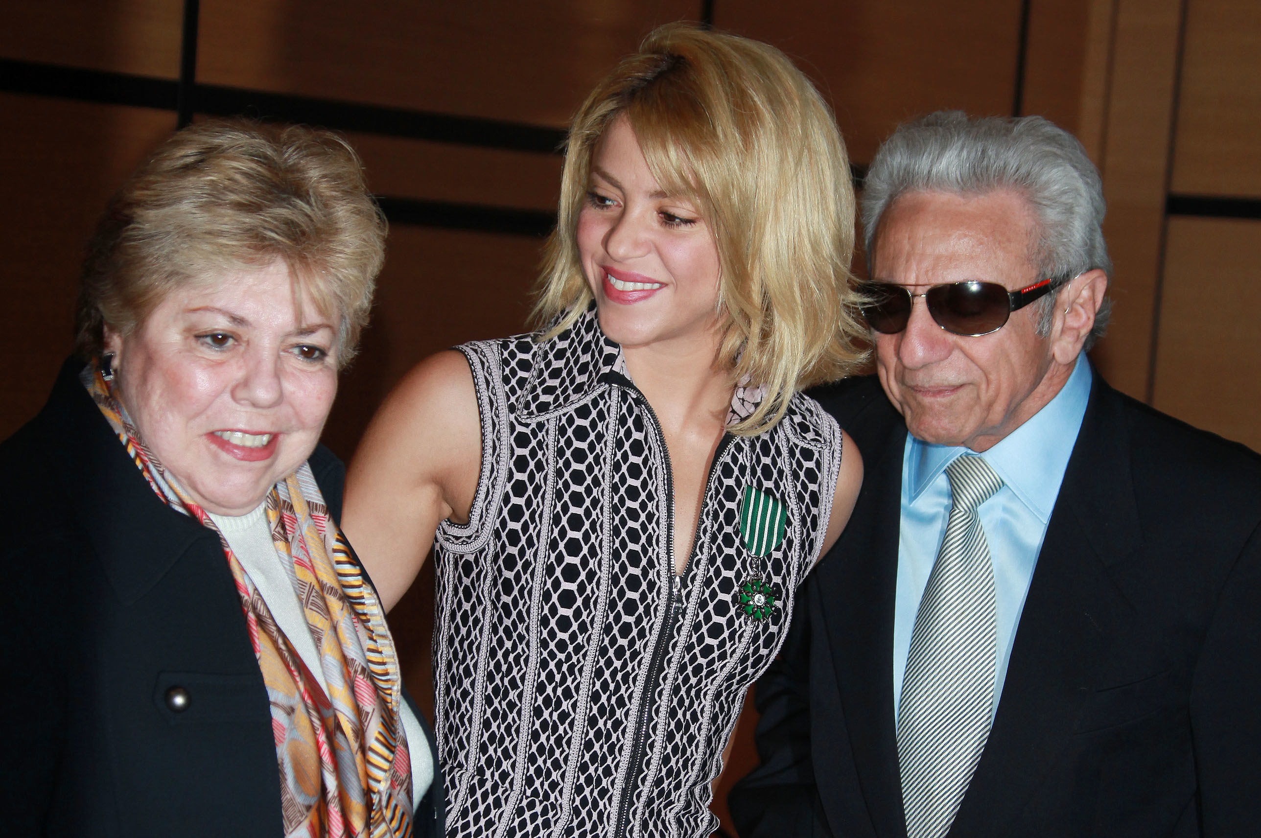 Shakira, entre sus padres, Nidia Ripoll y William Mebarak.