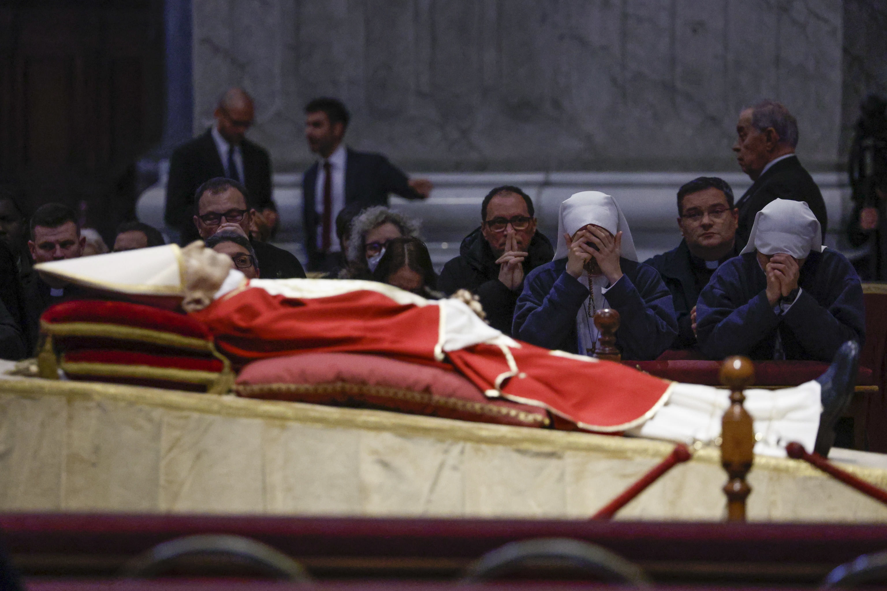La muerte de Benedicto XVI abre la puerta a una escisión en la Iglesia |  Internacional