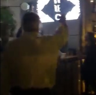 El edil del PP en Cabanillas, cantando el 'Cara al sol'.