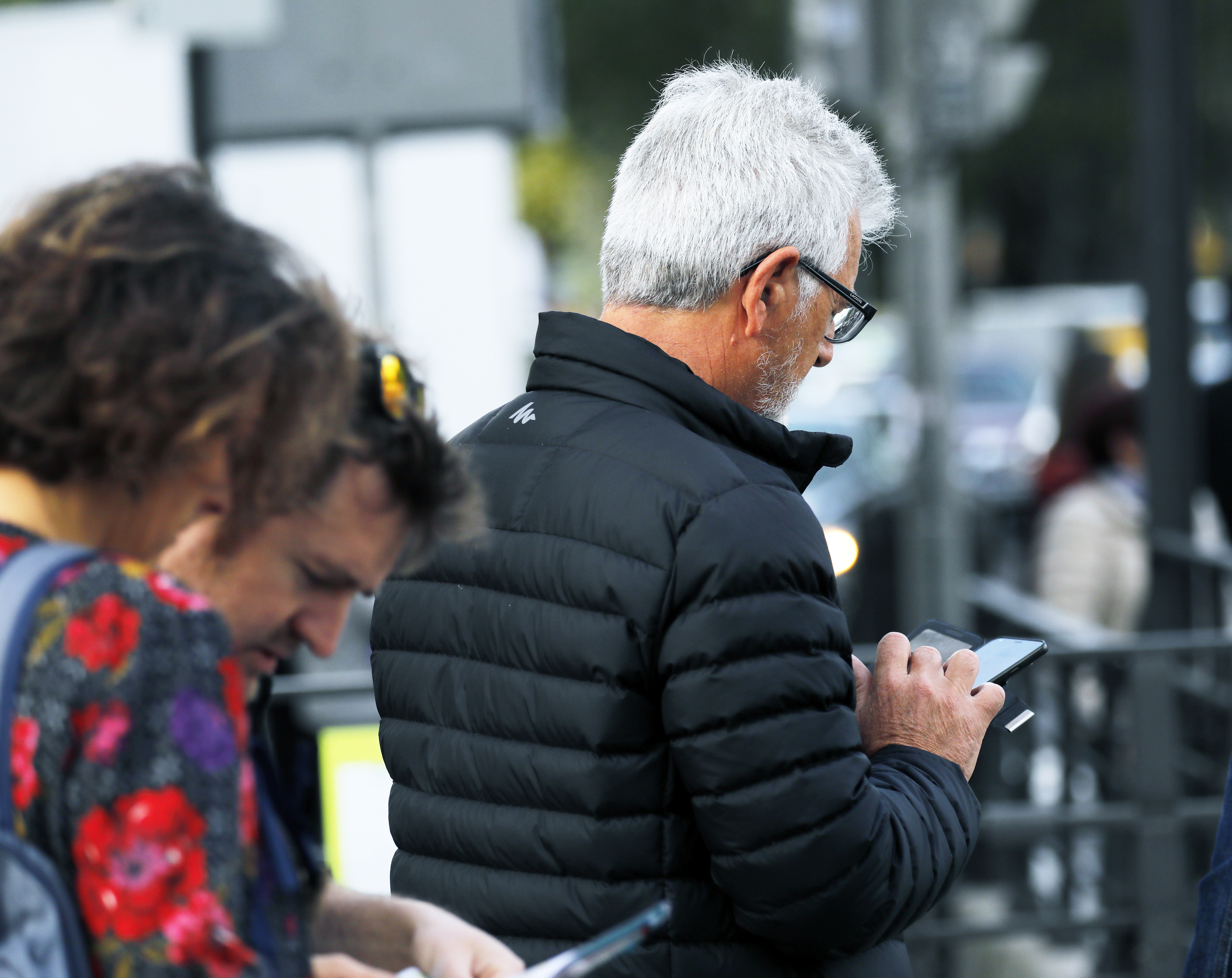 rid. Gente utilizando telefonos moviles. en la calle Gran Via de Madrid.
