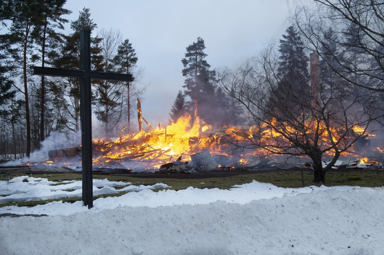 Restos de la iglesia incendiada el 25 de diciembre en Rautjarvi (Finlandia)
