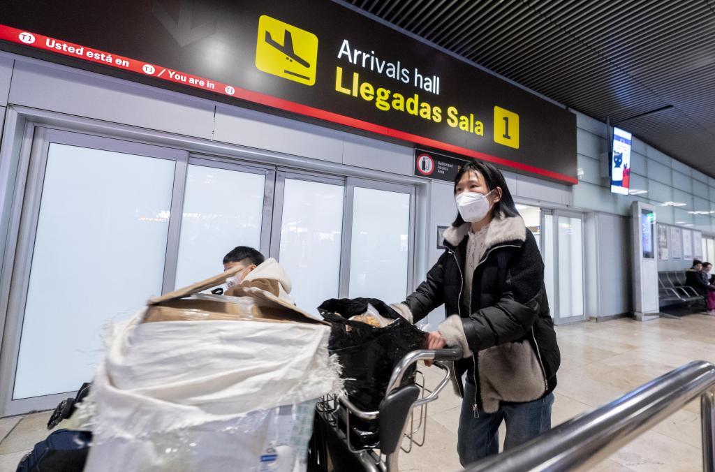Una pasajera a su llegada al aeropuerto Adolfo Surez Madrid-Barajas procedente de un vuelo de Chongqing (China)
