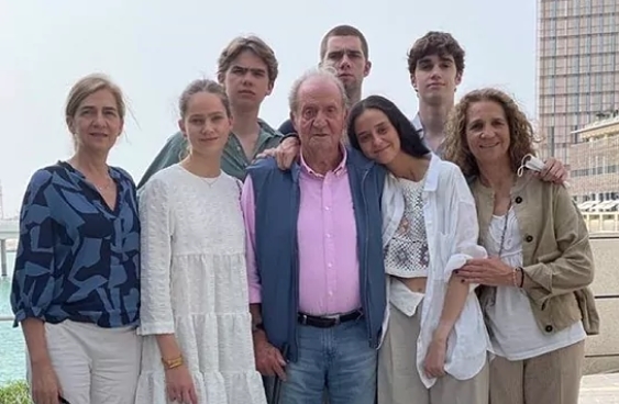 El Rey Juan Carlos con sus hijas y algunos de sus nietos en Abu Dabi.