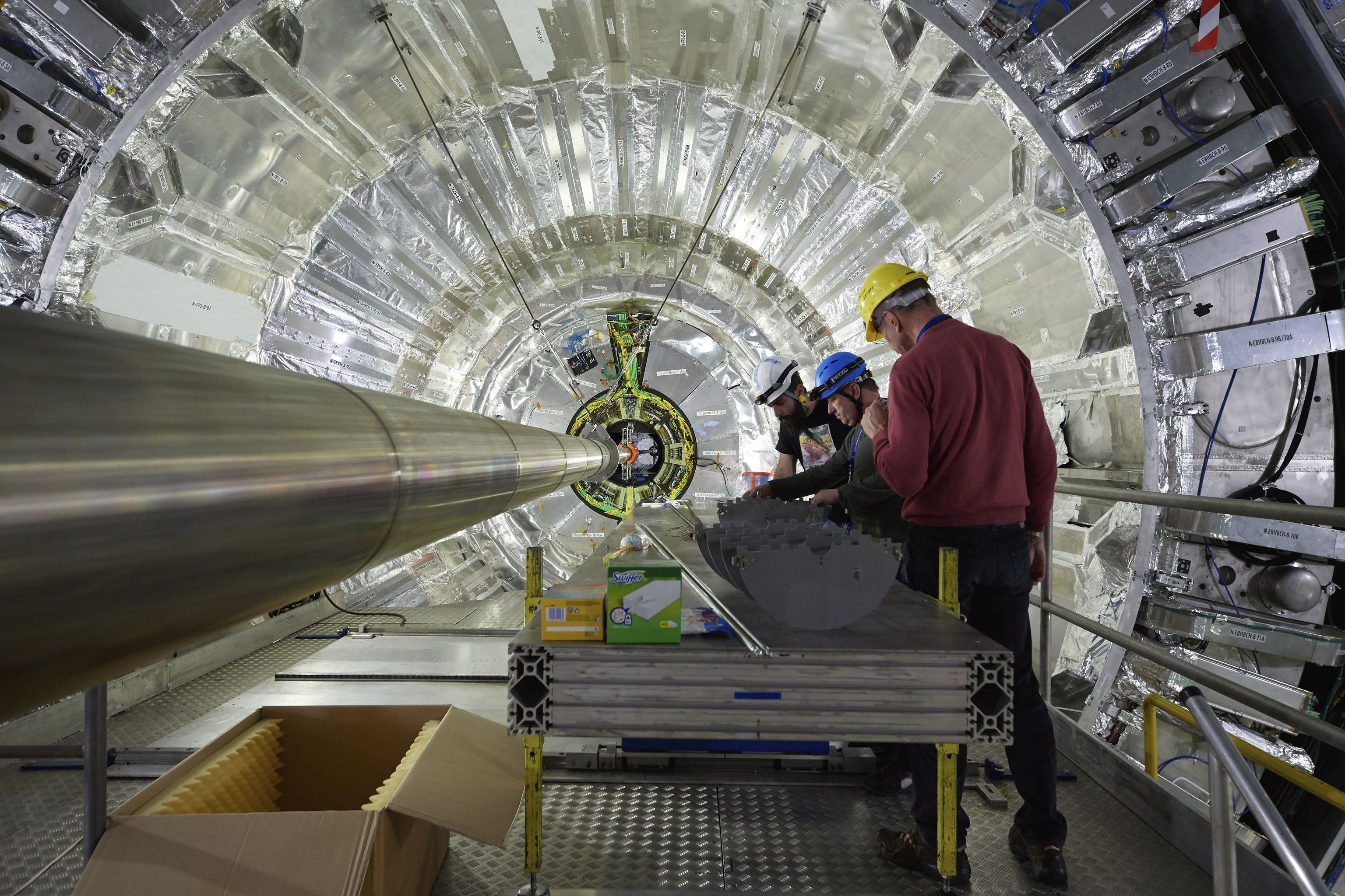 Operarios trabajando en el Gran Colisionador de Hadrones (LHC) del CERN, en Ginebra.