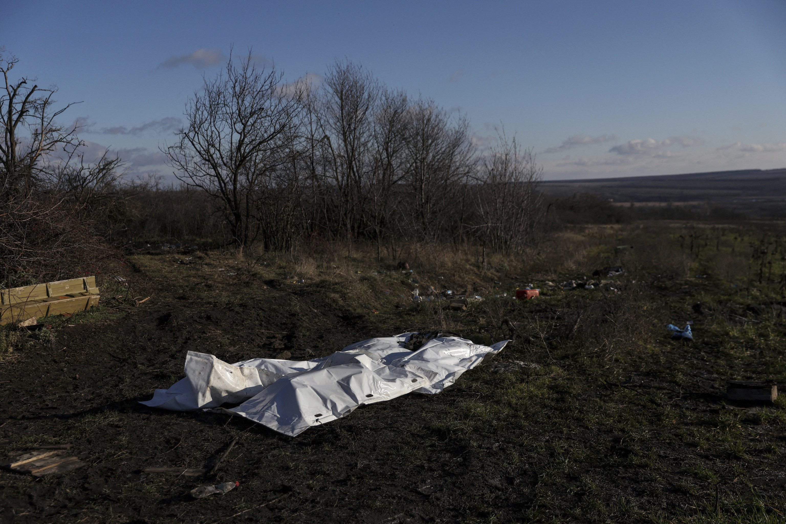 Los cuerpos de soldados rusos muertos yacen cubiertos en Donetsk.