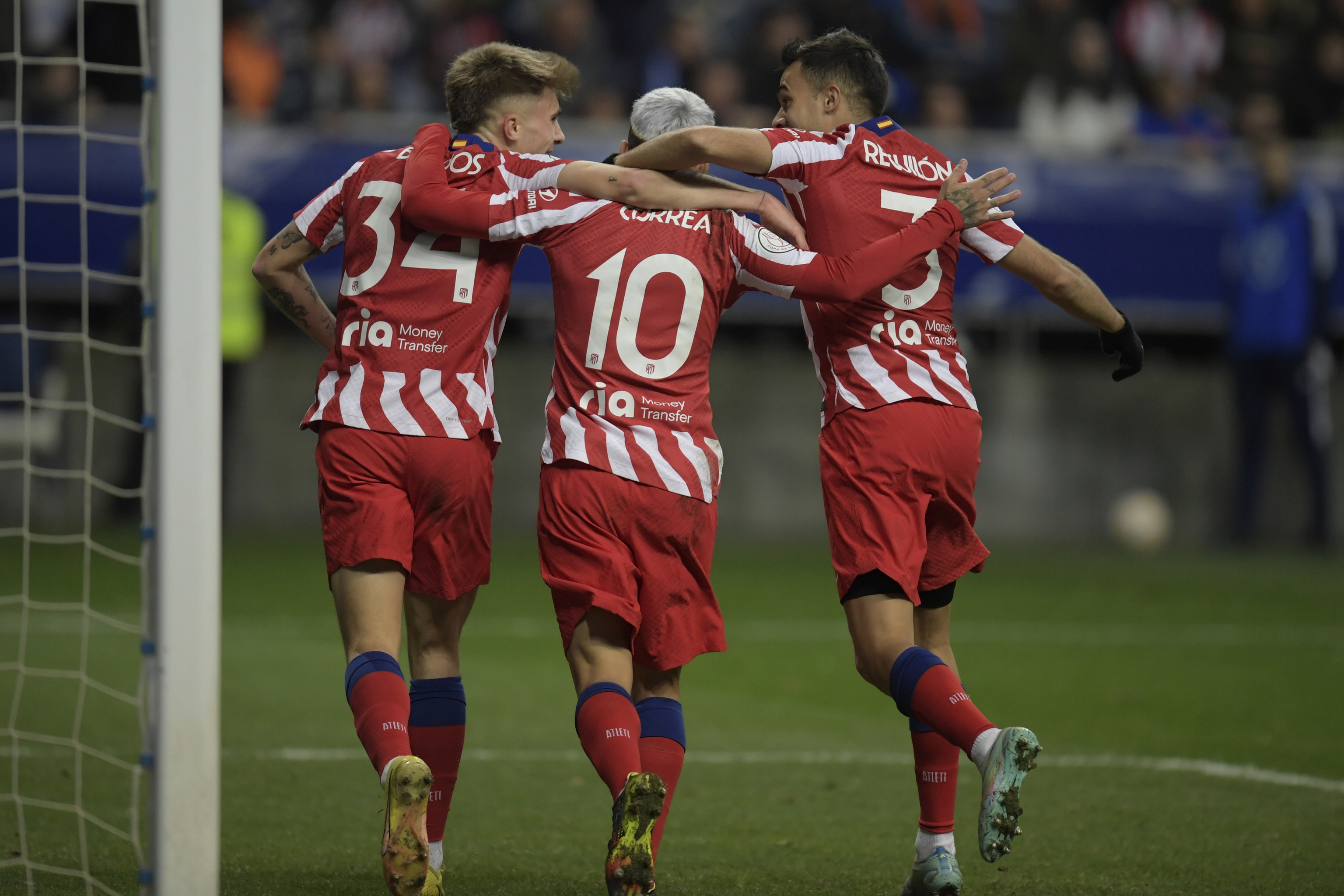 Barrios, Correa y Reguiln, tras el segundo gol del Atltico.