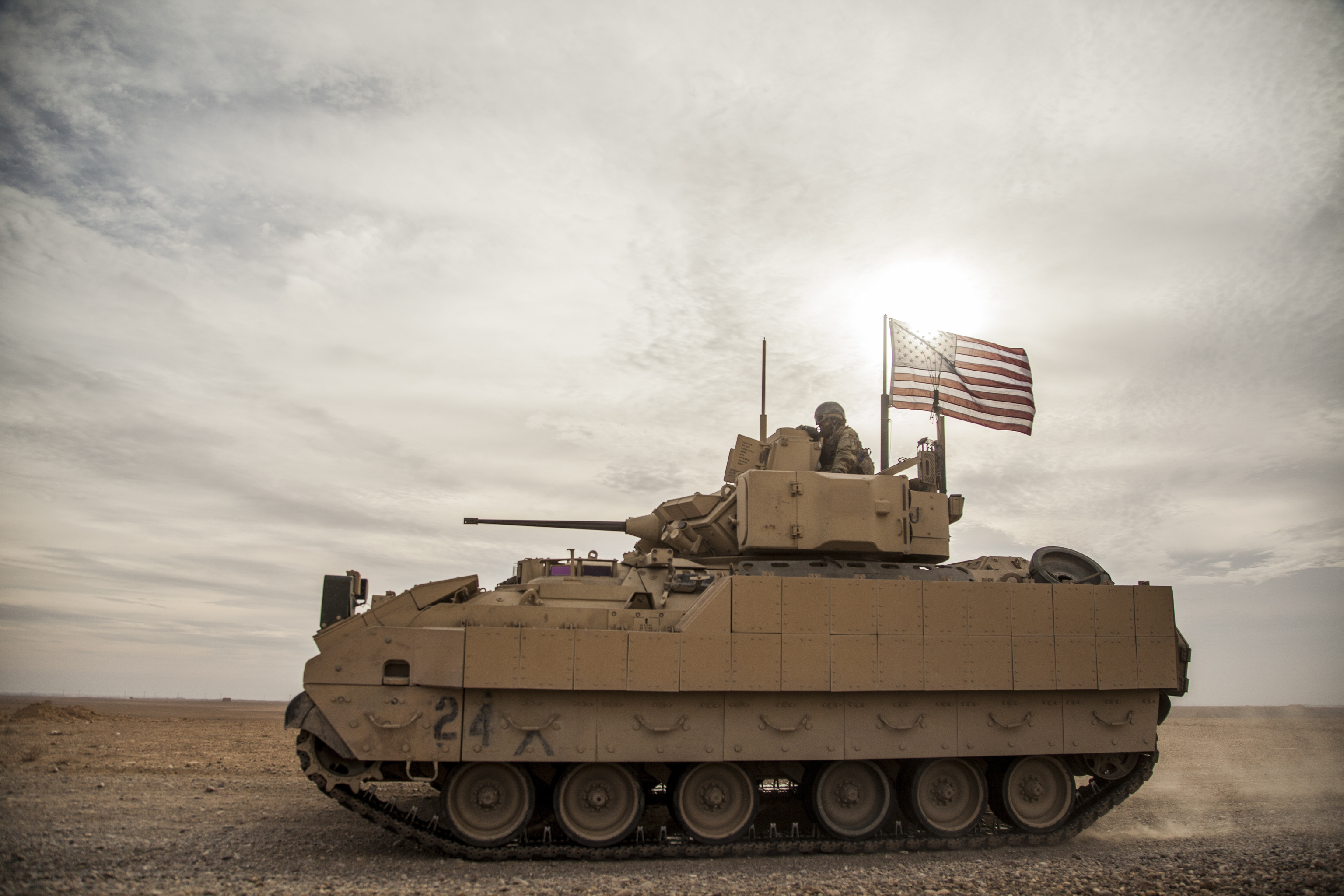Un vehículo de combate Bradley en maniobras en Siria