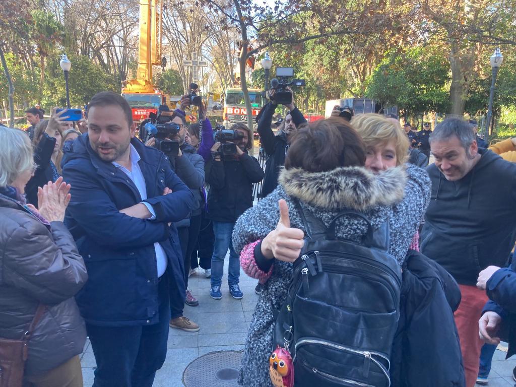 El edil Jos Luis Lpez (izq.) conversa mientras la concejala de Memoria Democrtica (Comproms) y la edil portavoz de Podemos se abrazan.