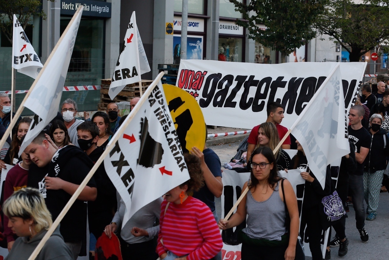 Manifestantes de Sare portan una pancarta en recuerdo de Henri Parot durante una marcha celebrada en Mondragn.