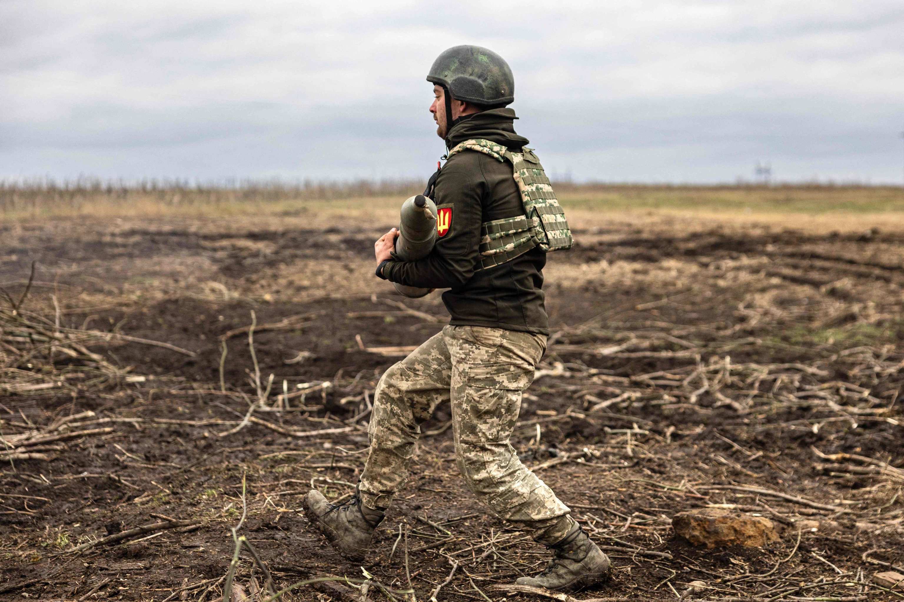 Un militar de Ucrania, con un proyectil de artillera