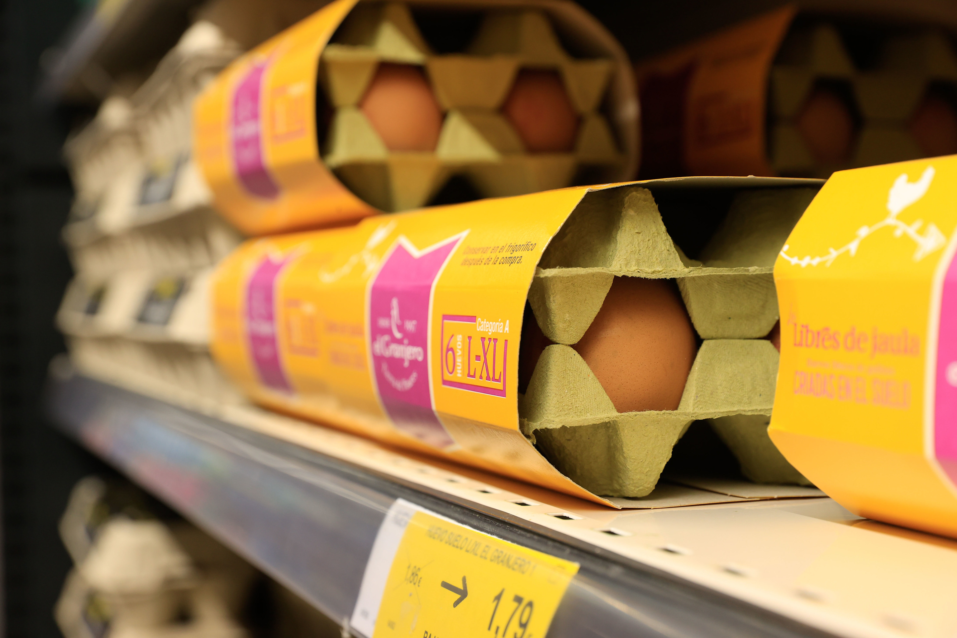 Huevos en el estante de un supermercado