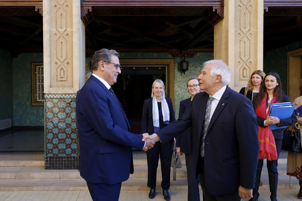 Josep Borrell (d) saluda al presidente marroqu, Aziz Ajanuch, en Rabat.