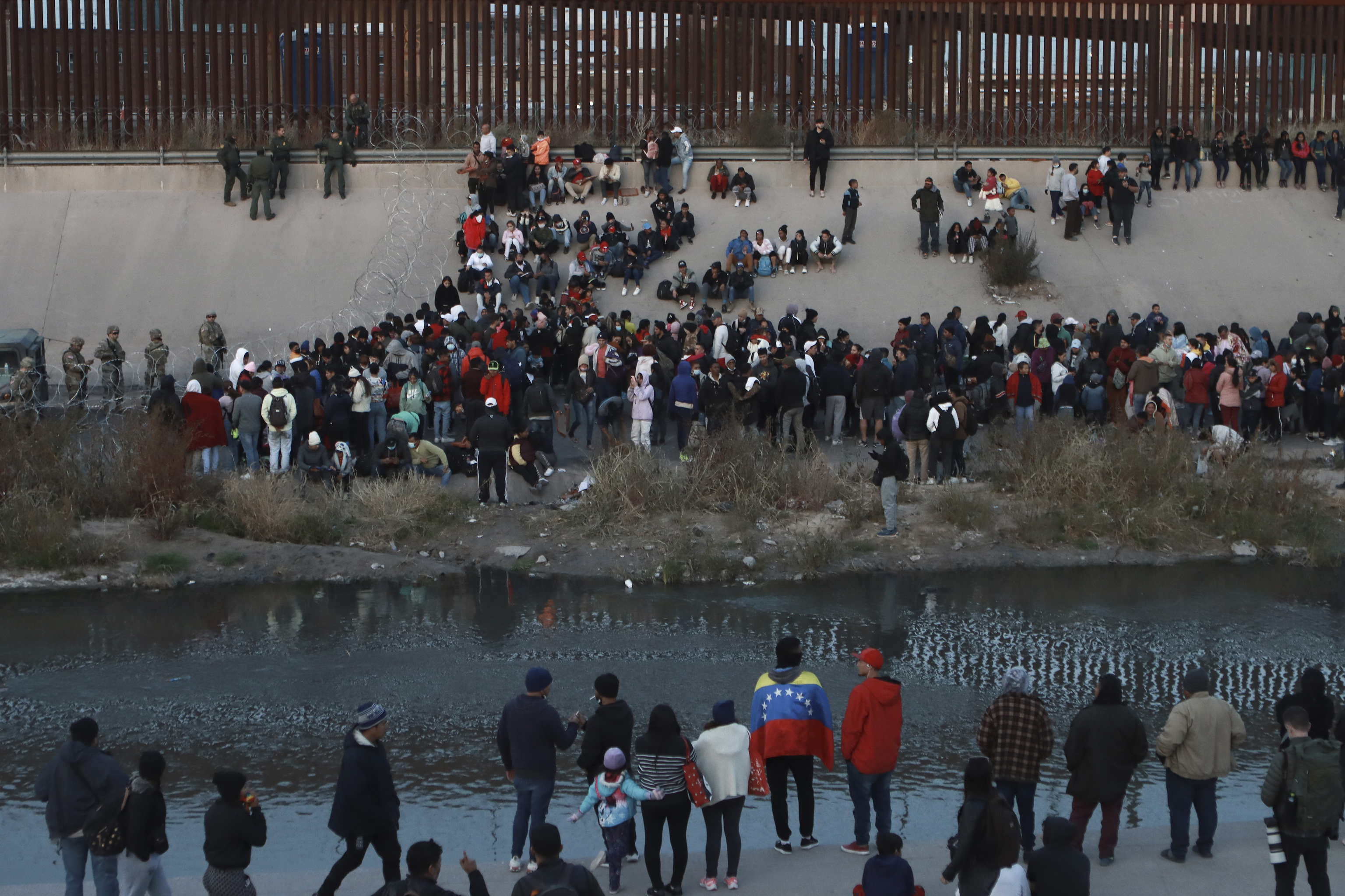Migrantes se congregan en un cruce hacia El Paso, Texas, desde Ciudad Jurez.