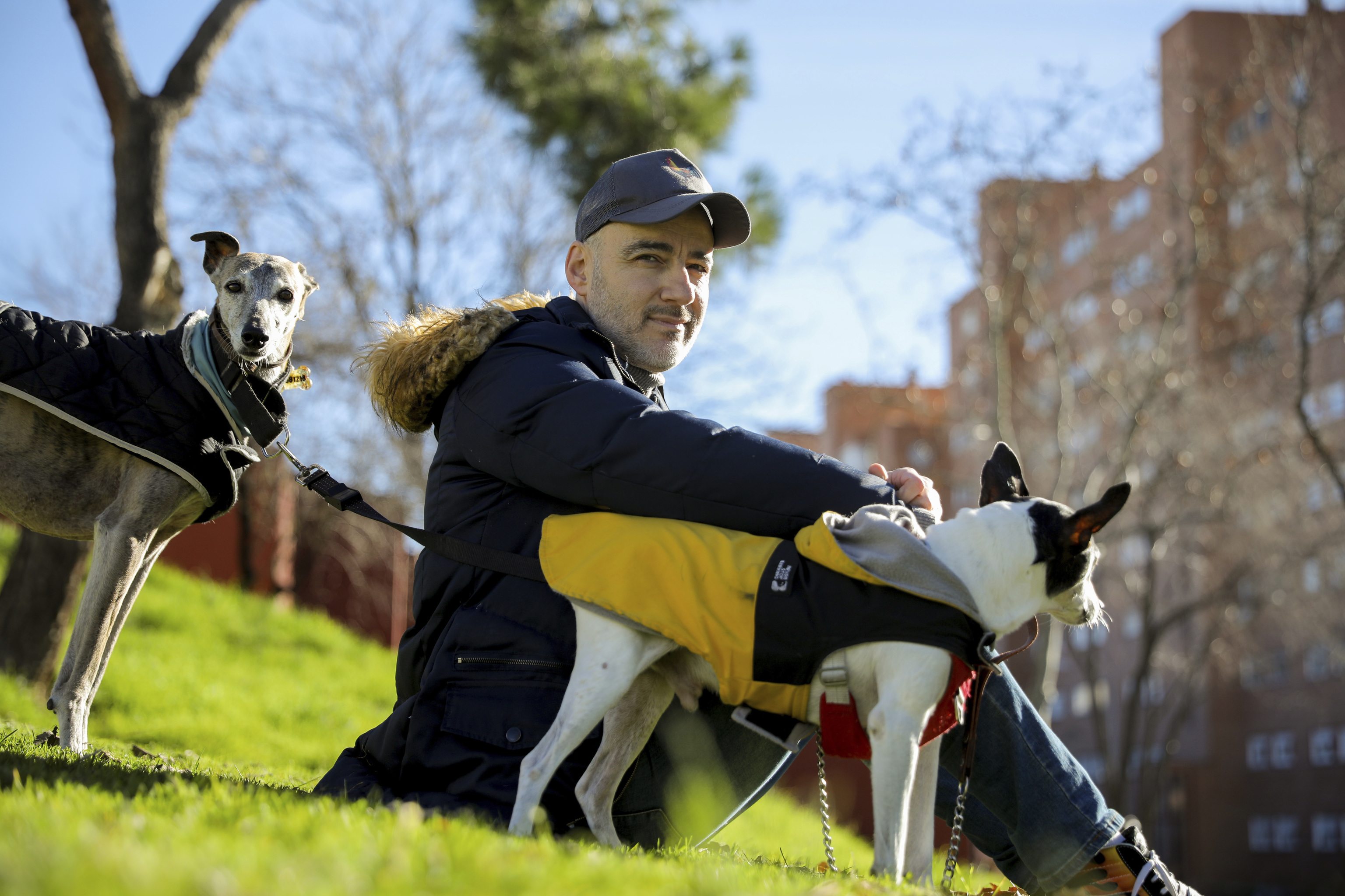 Javier Corral, junto a sus perros en un paseo por Madrid.