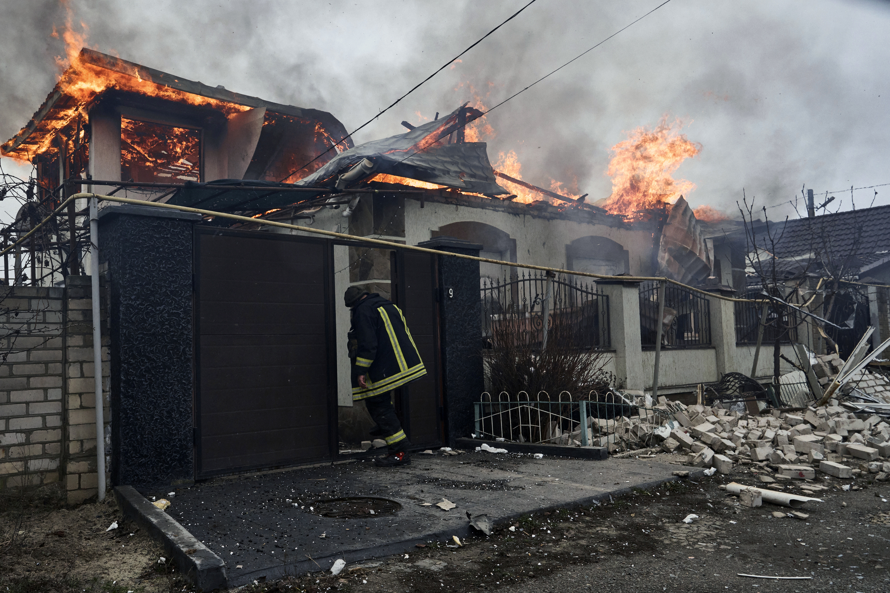 Una casa en llamas tras un ataque ruso en Jersn.