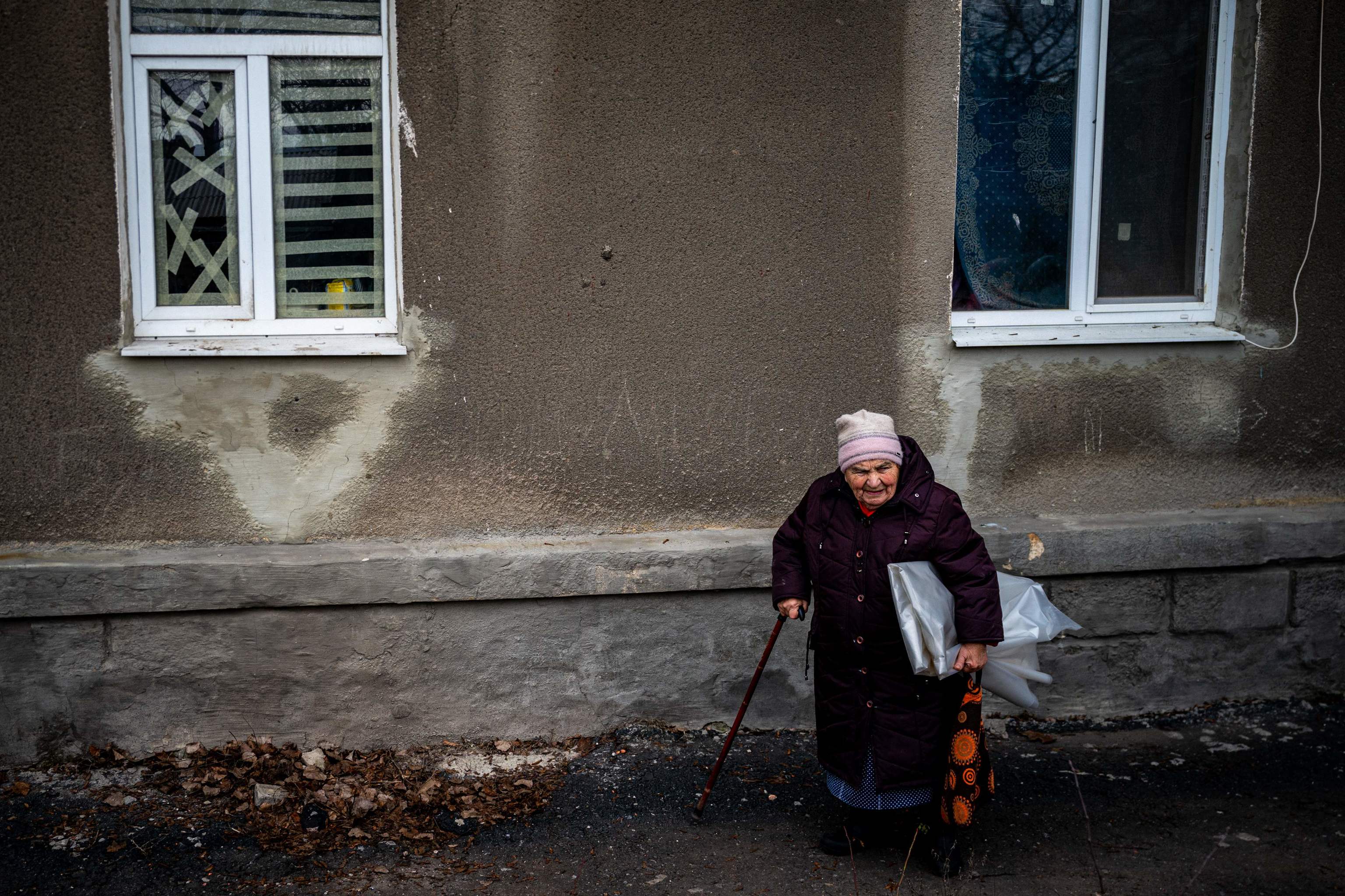 Iulia, 89 años, con lonas para reparar ventanas