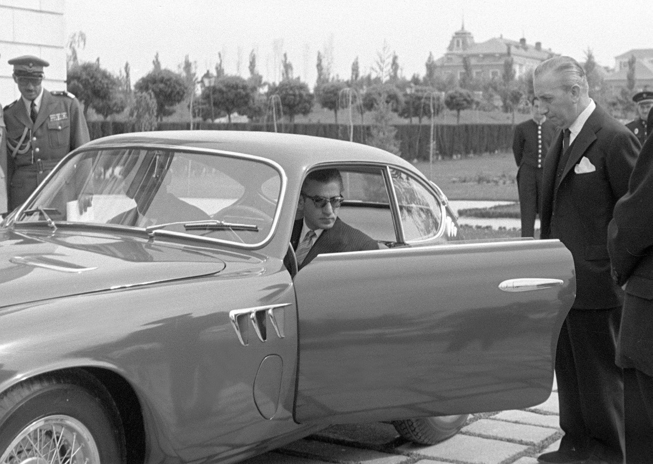 Este es el primer hombre que compró un coche por  en España, Empresas