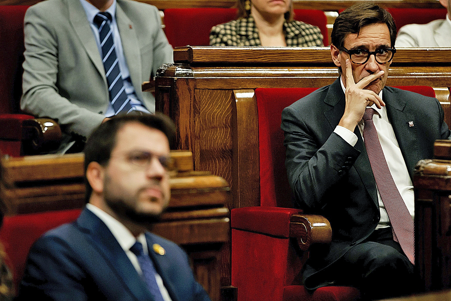 Aragonès e Illa, en un Pleno del Parlament.