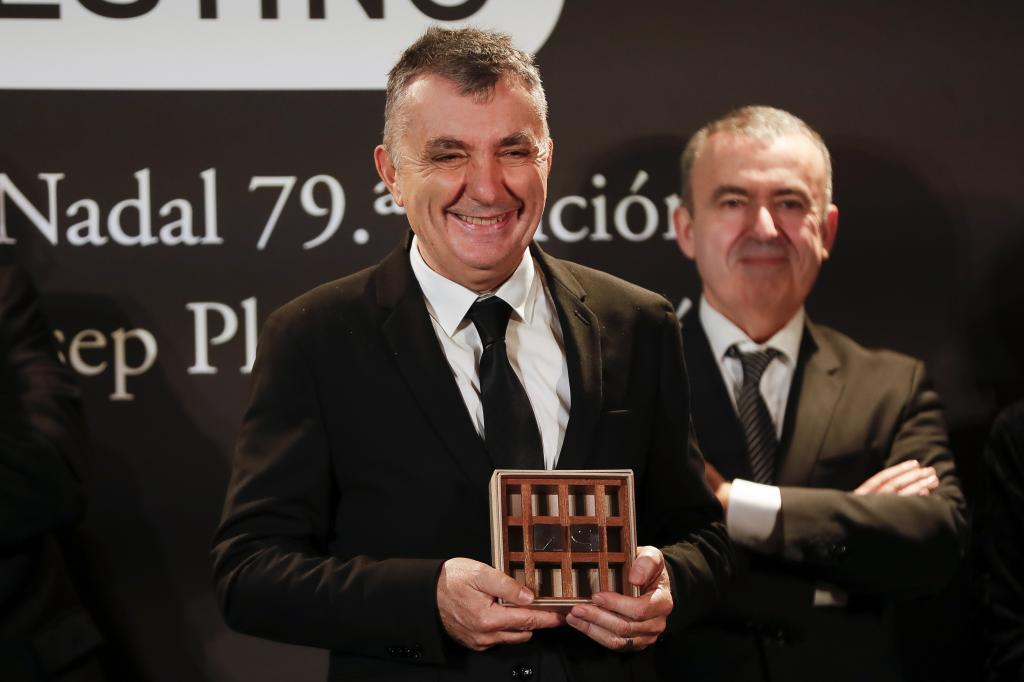 Manuel Vilas con el Premio Nadal
