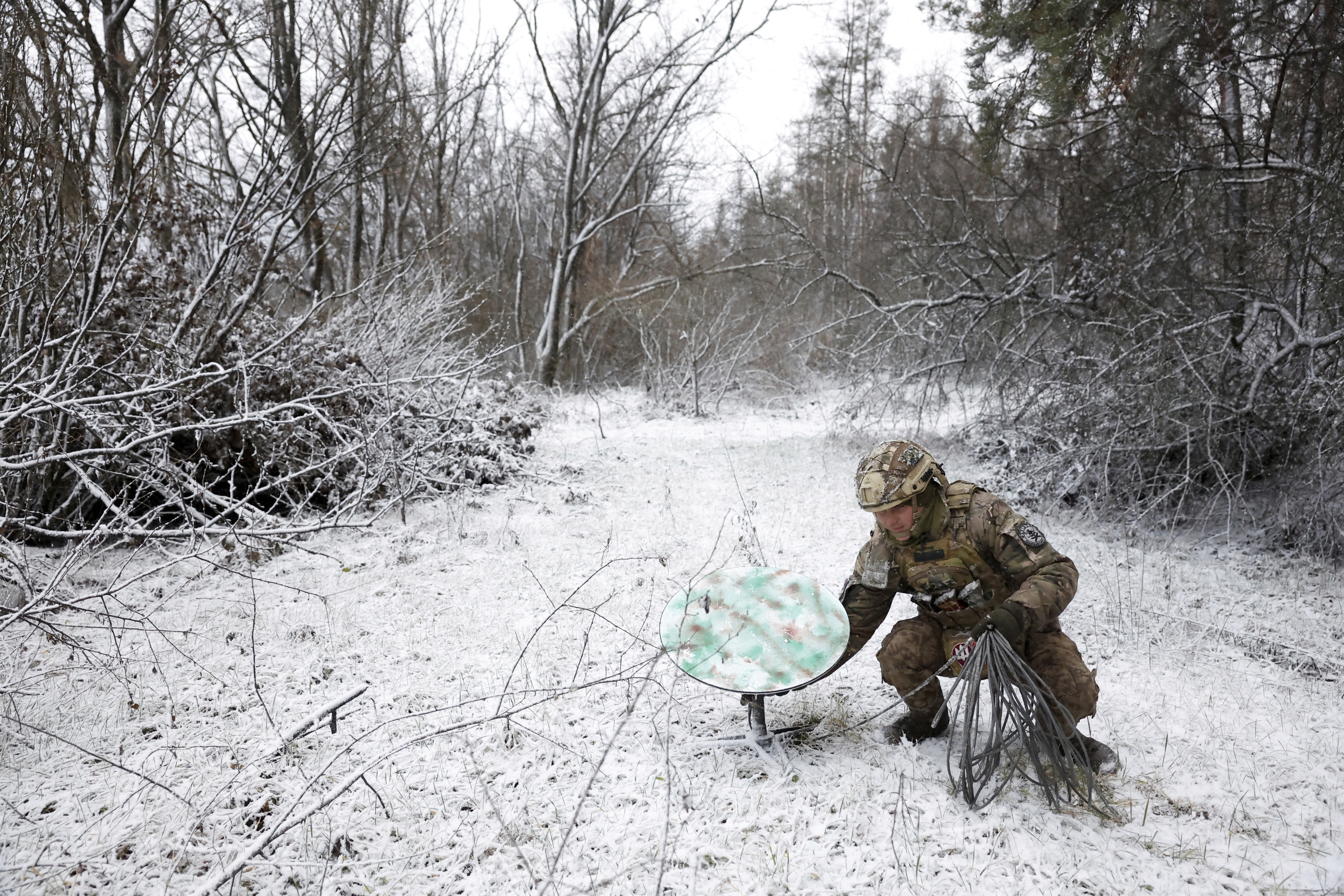 Un soldado con un sistema Starlink en el frente de Kreminna (Ucrania).