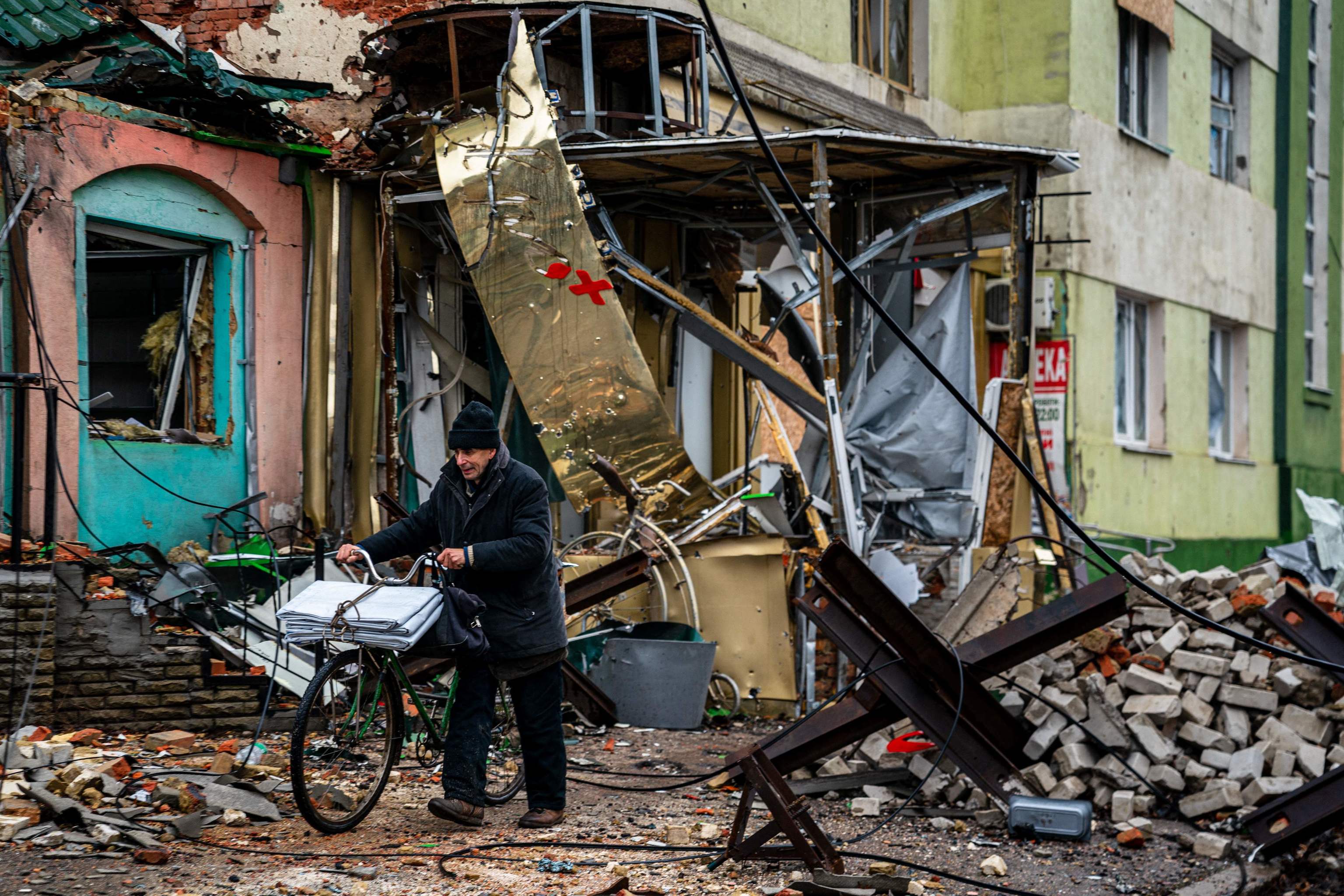 Un vecino de Bajmut pasa ante un edificio destrozado