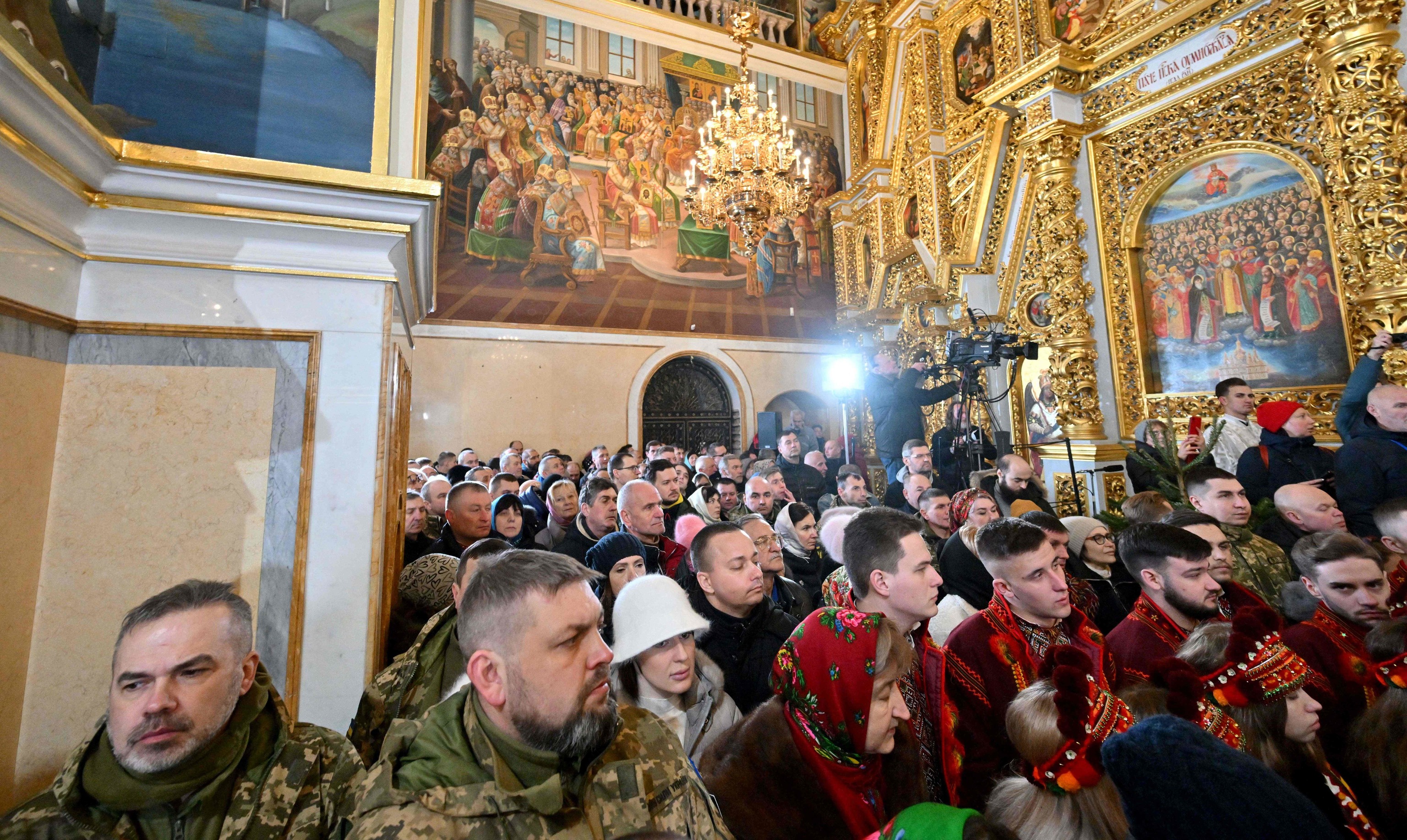 Hombres de uniforme, en el Monasterio de las Cuevas de Kiev